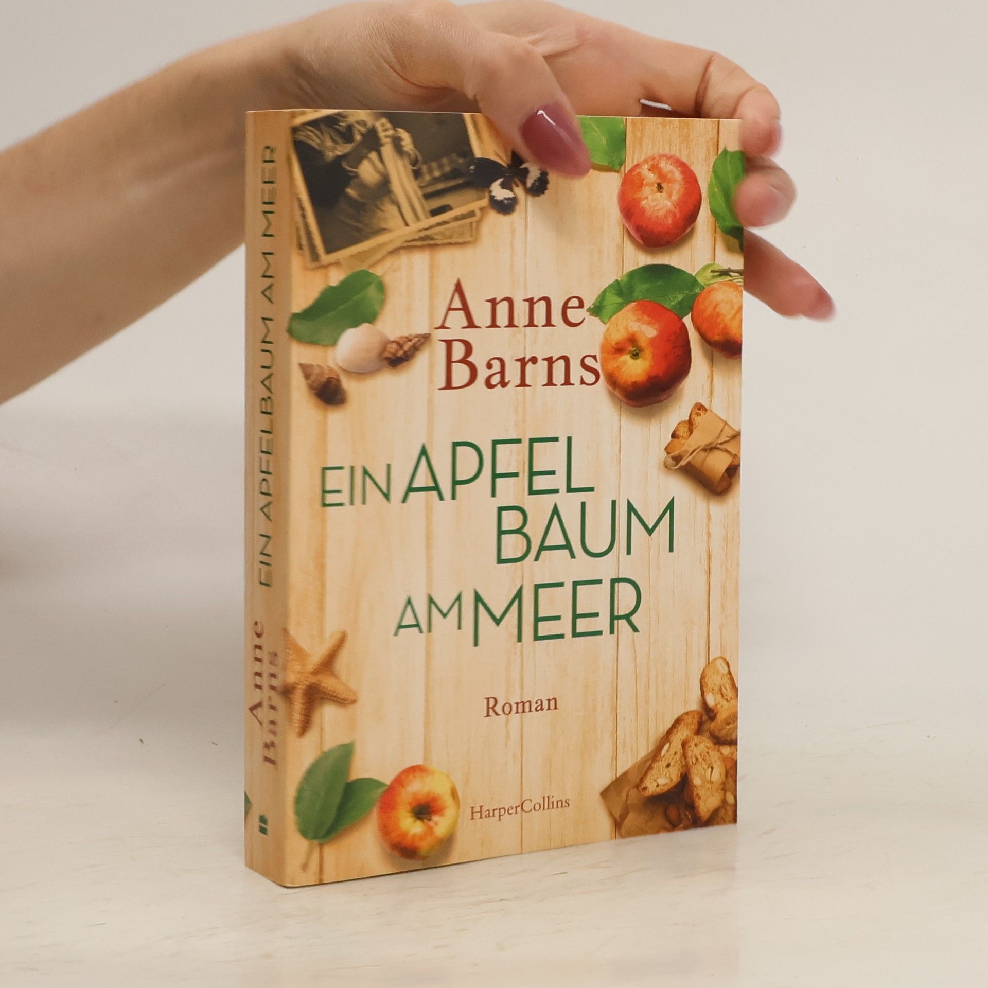 Anne Barns Ein Apfelbaum am Meer