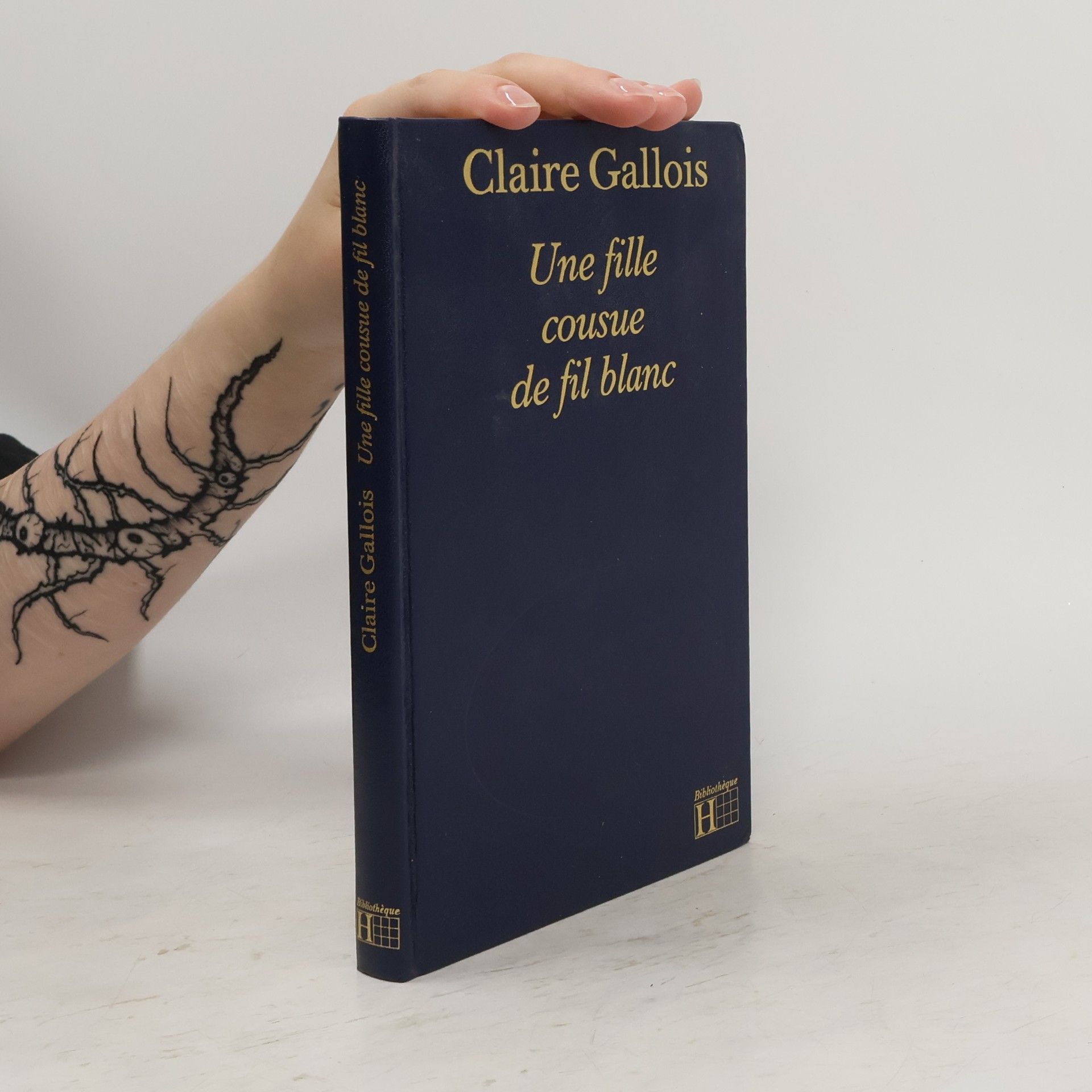 Une Fille cousue de fil blanc