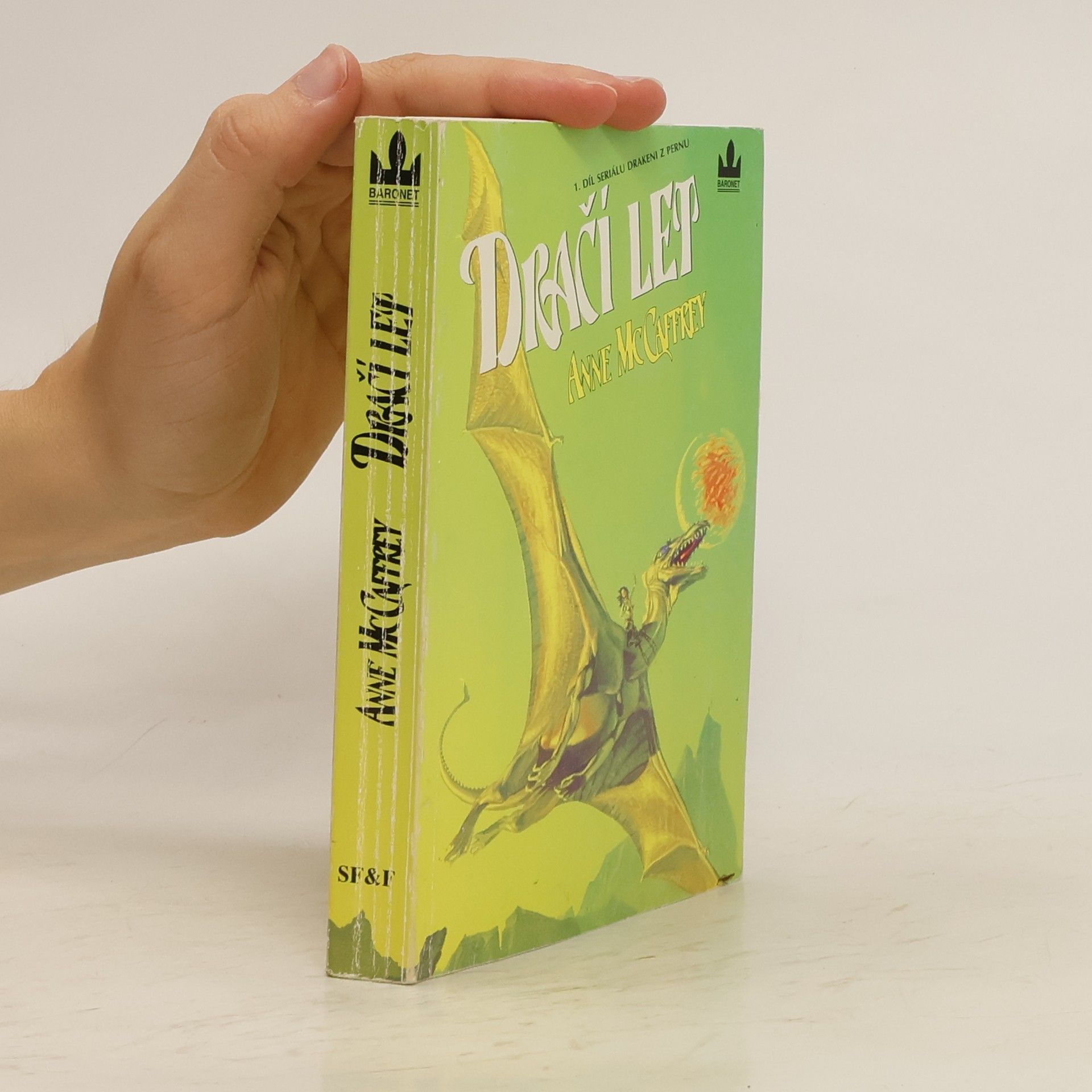 Anne McCaffrey Drakeni z Pernu 1. Dračí let