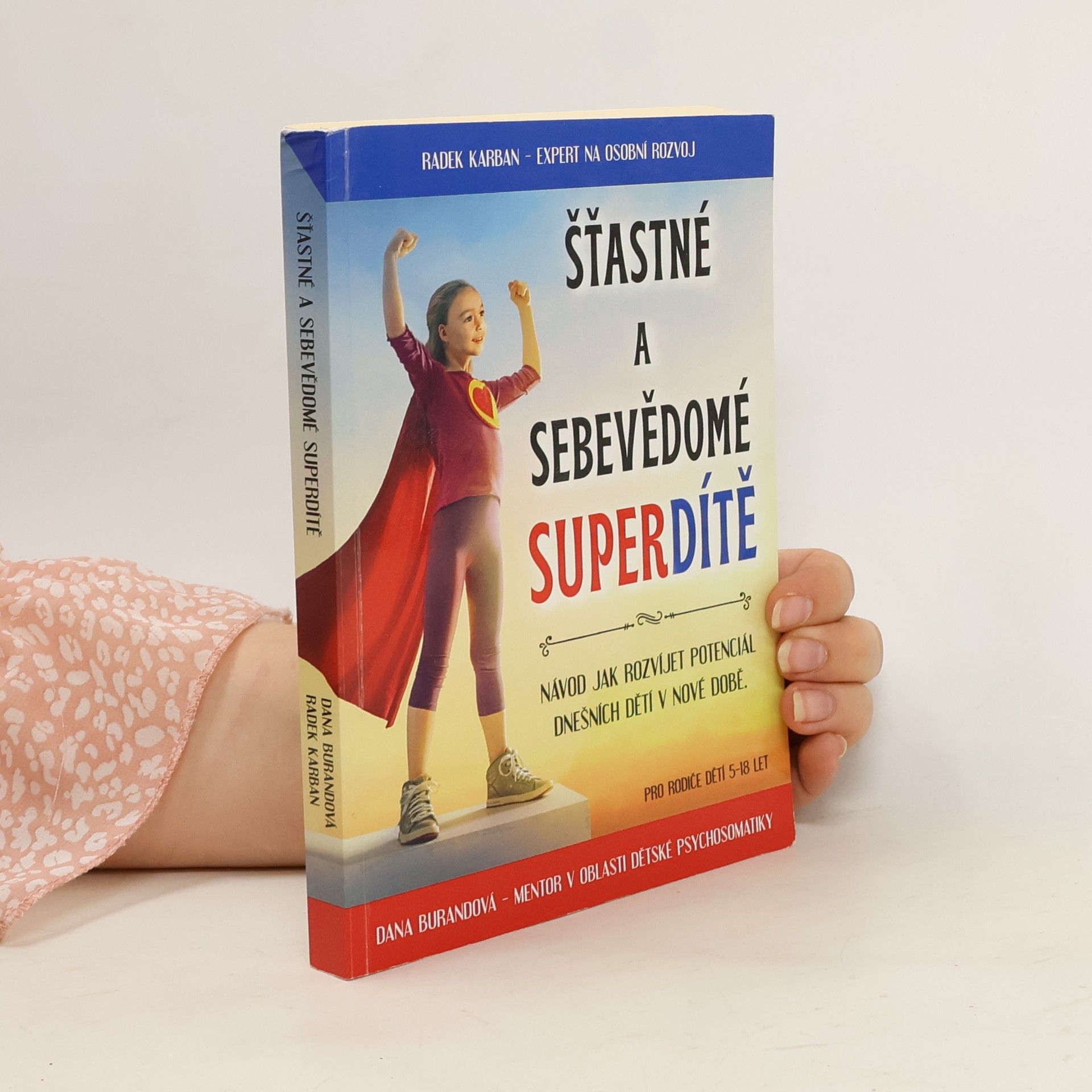 Šťastné a sebevědomé super dítě