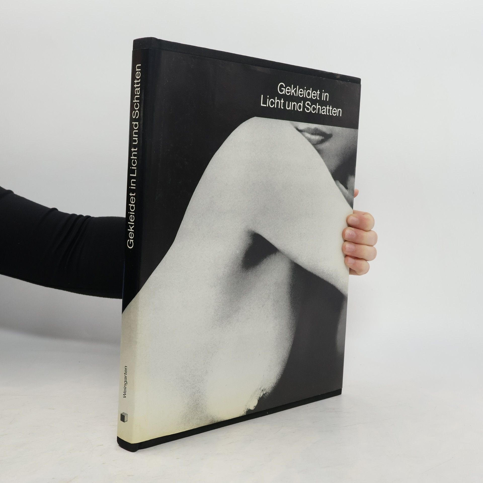 Irina Arsenevna Bogdanova Gekleidet in Licht und Schatten