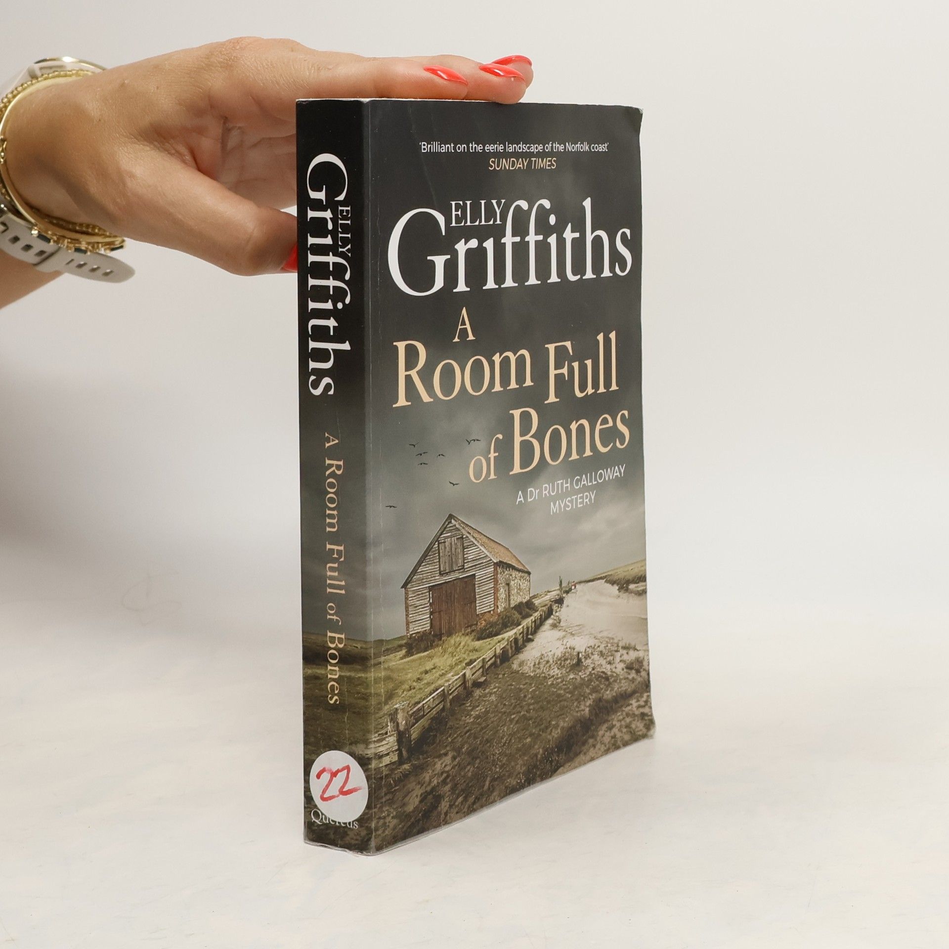 Elly Griffiths A Room Full of Bones