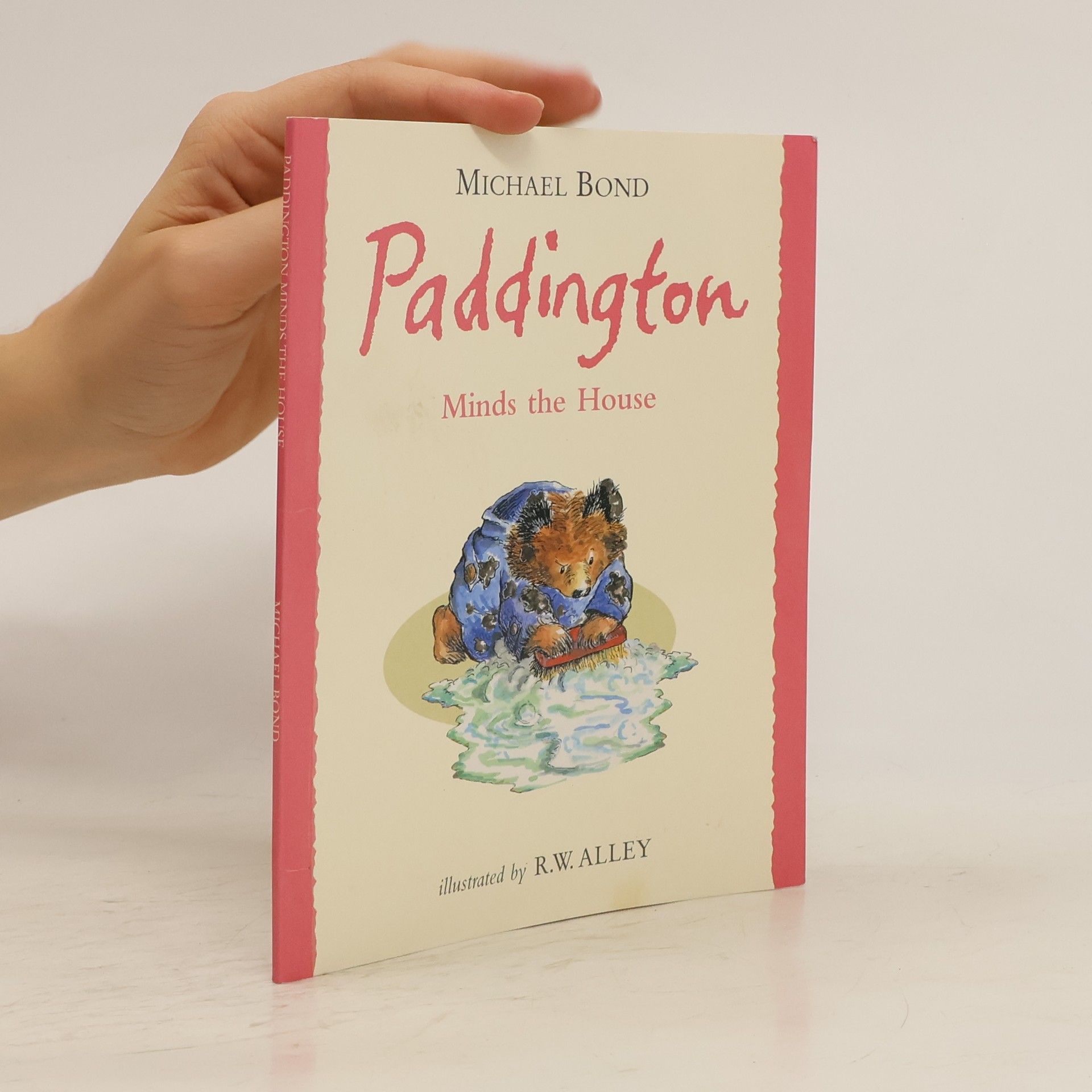 Michael Bond Paddington: Minds the House