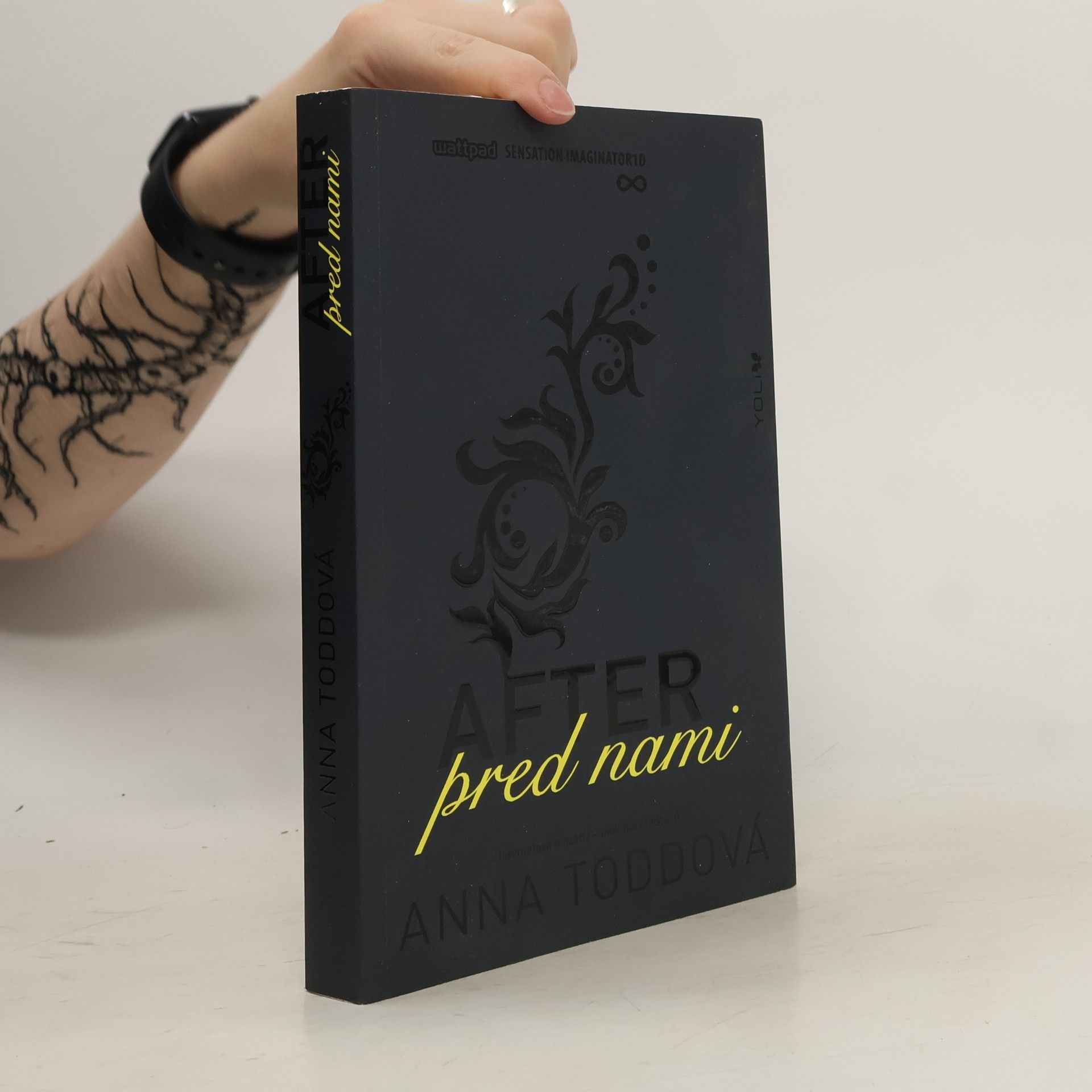 Anna Todd After 5. Pred nami