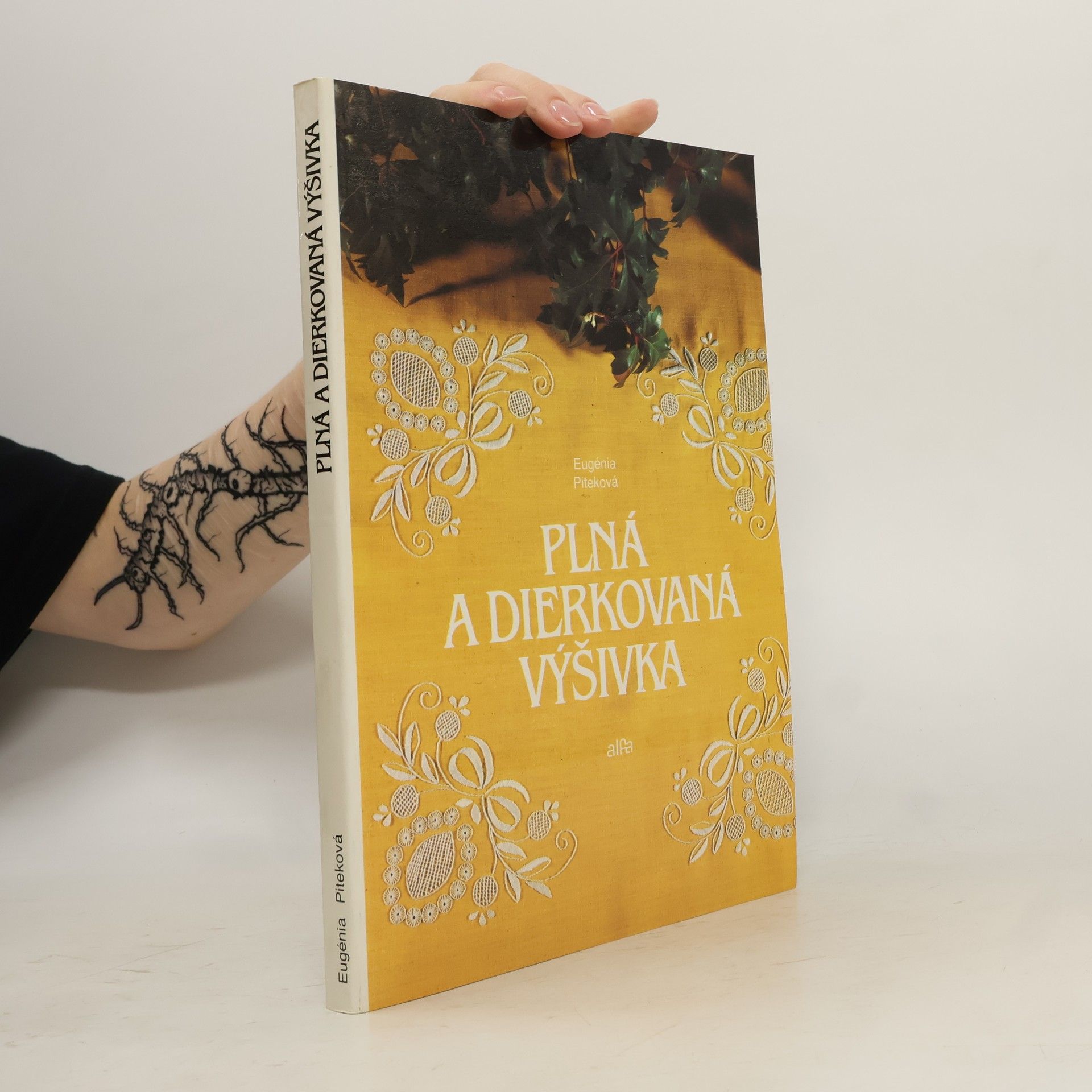 Eugenia Piteková Plná a dierkovaná výšivka