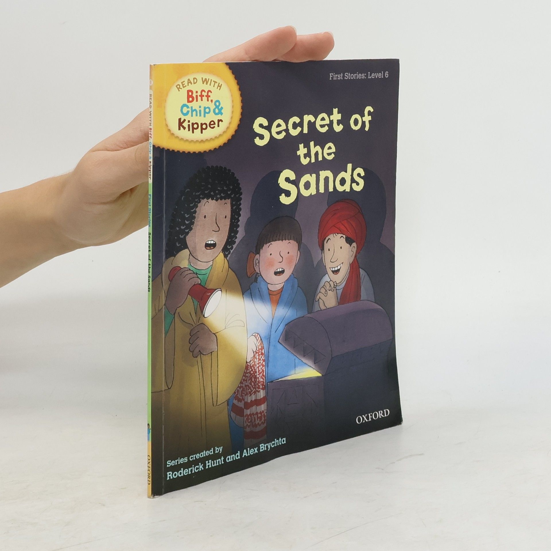 Roderick Hunt Read with Biff, Chip & Kipper Level 6. Secret of the Sands