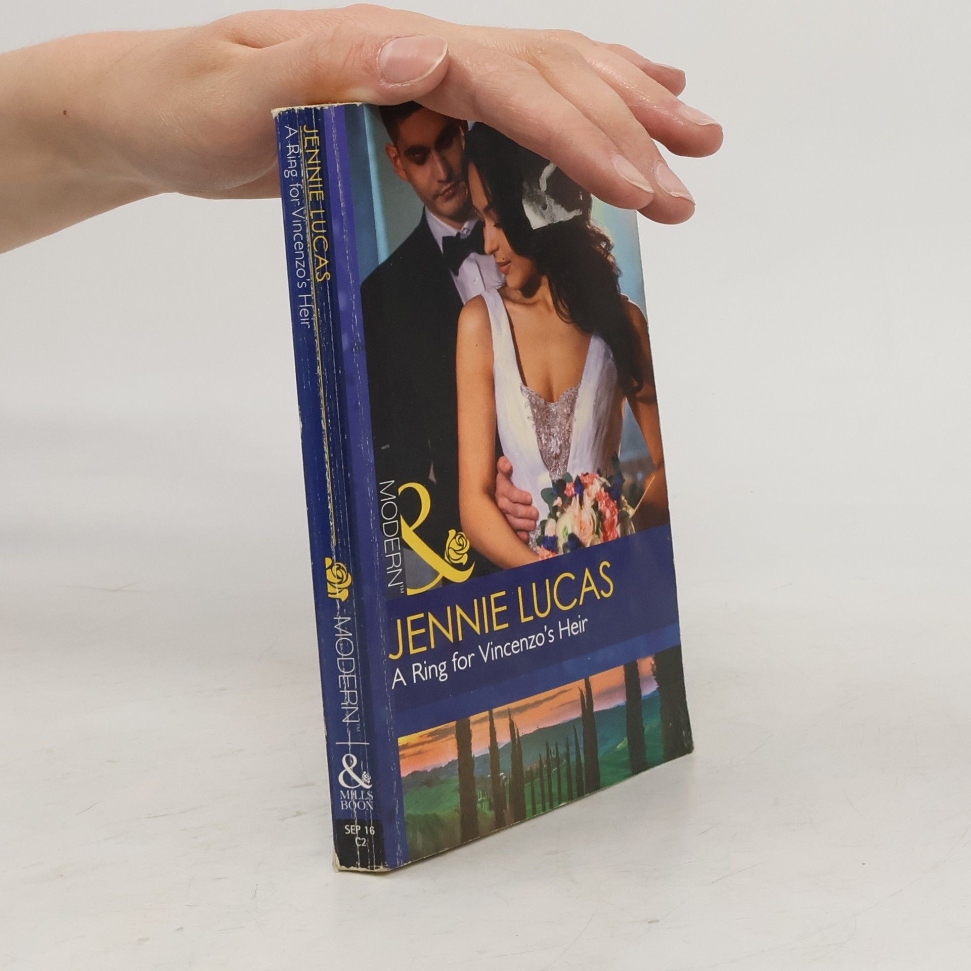 Jennie Lucas A Ring for Vincenzo's Heir