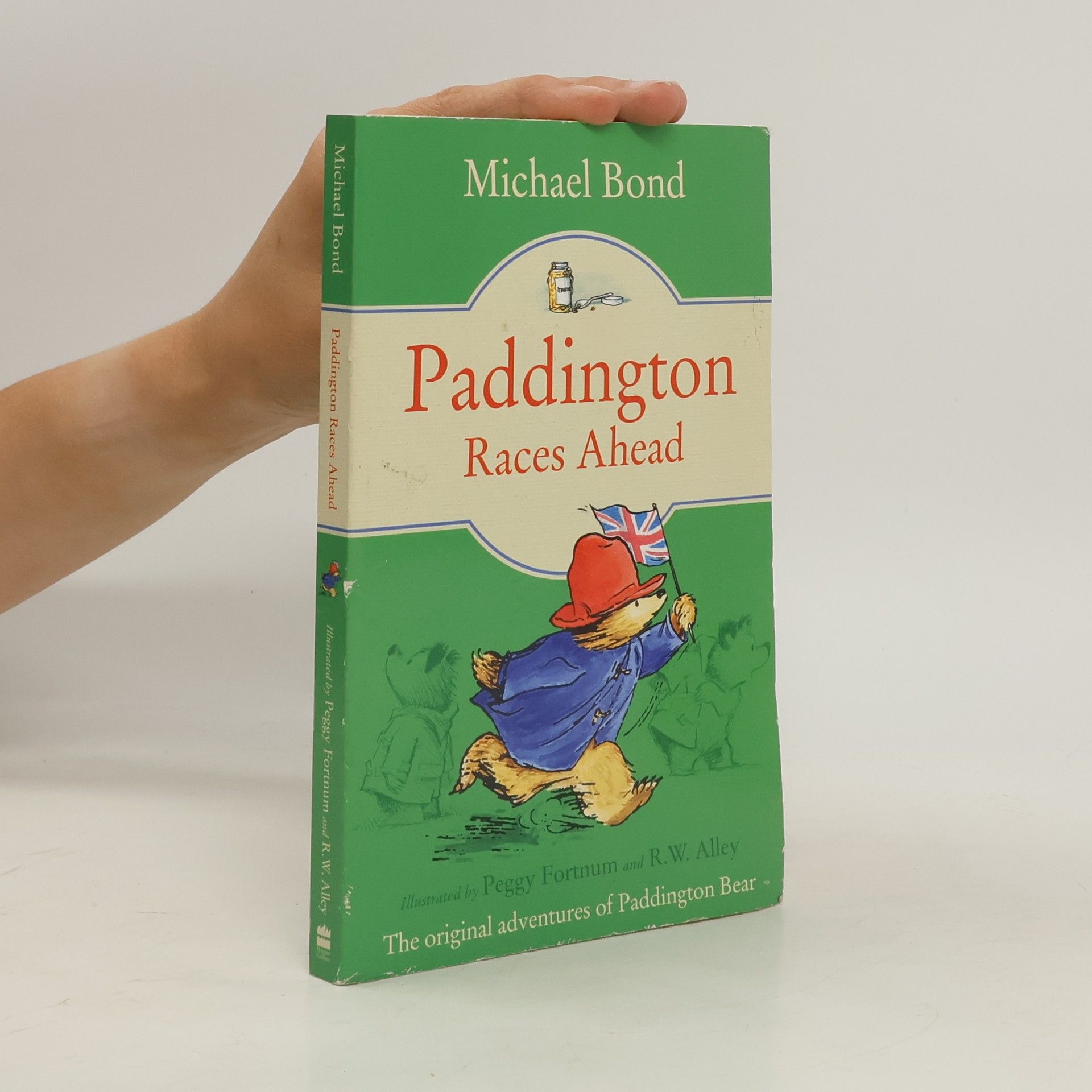 Michael Bond Paddington Races Ahead