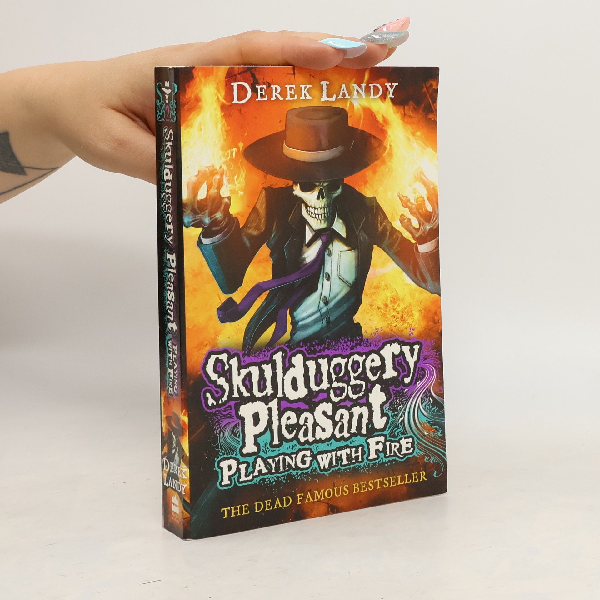 Derek Landy Skulduggery Pleasant: Playing With Fire