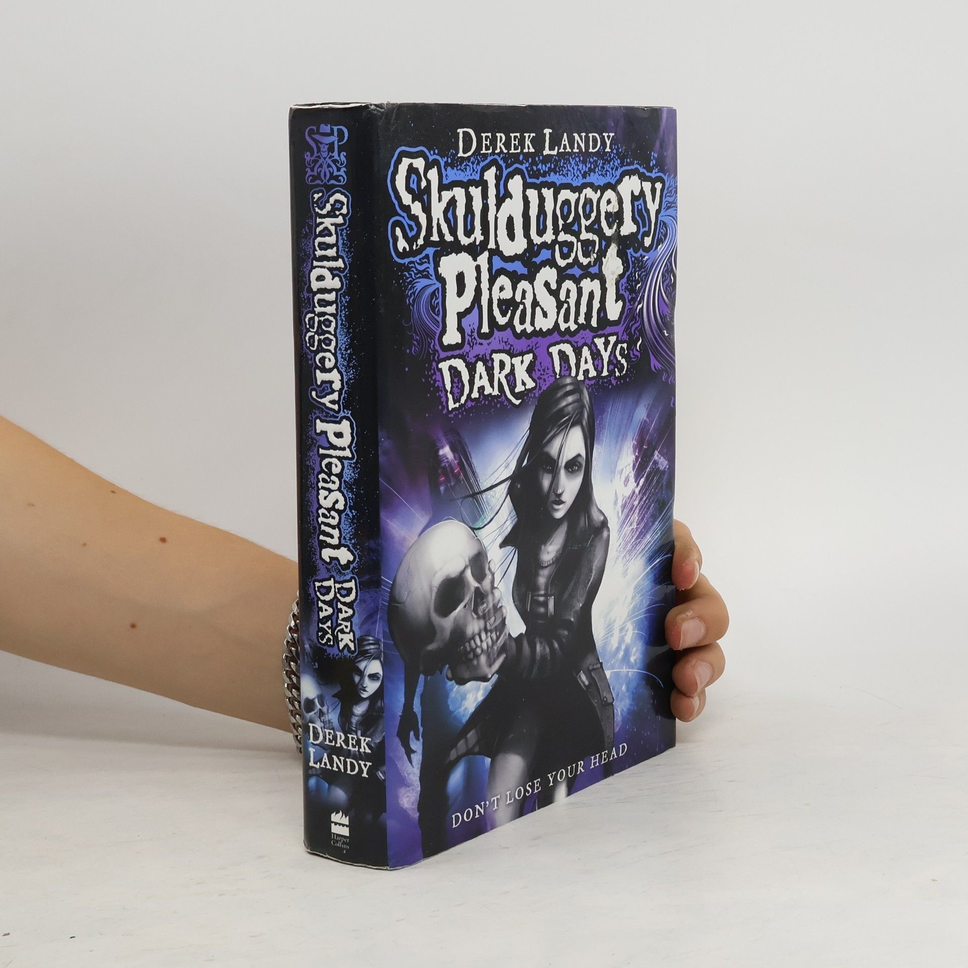 Derek Landy Skulduggery Pleasant : dark days