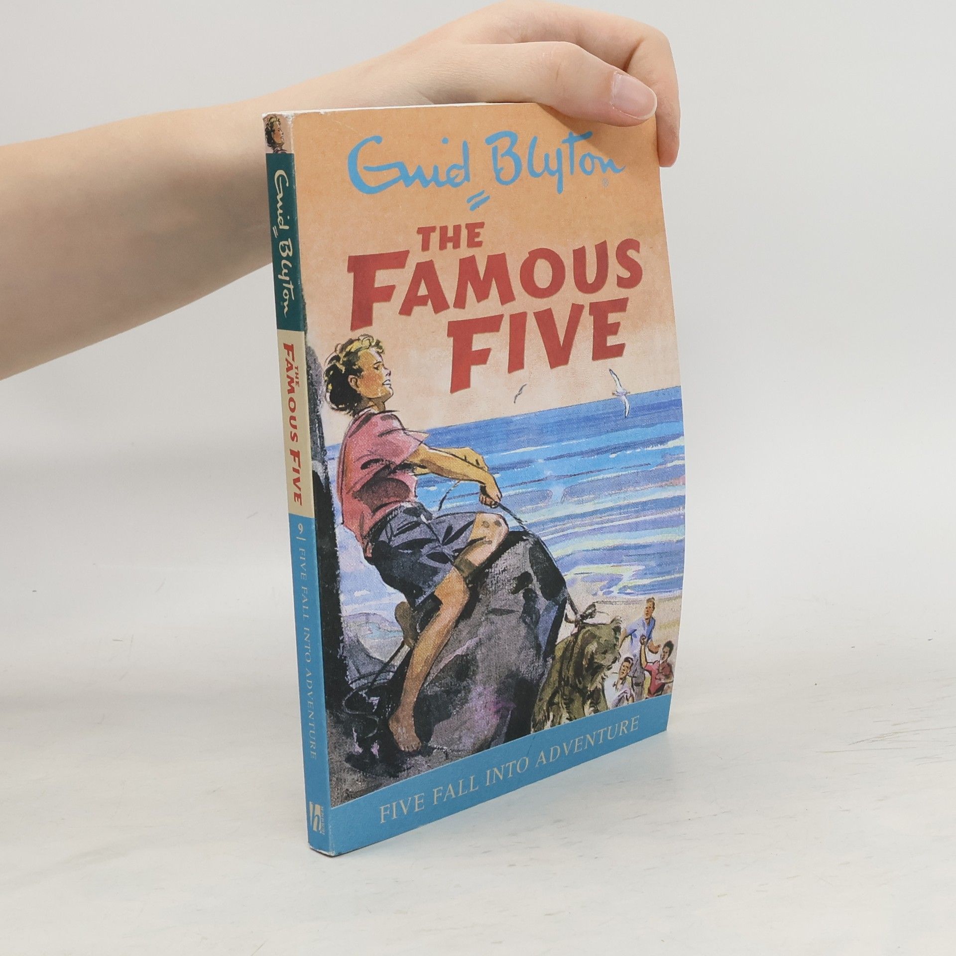 Enid Blyton Th Famous Five. Five Fall Into Adventure