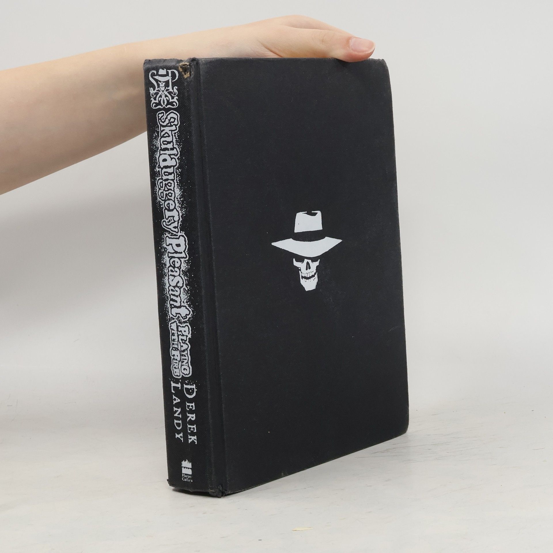 Derek Landy Skulduggery Pleasant: Playing with Fire