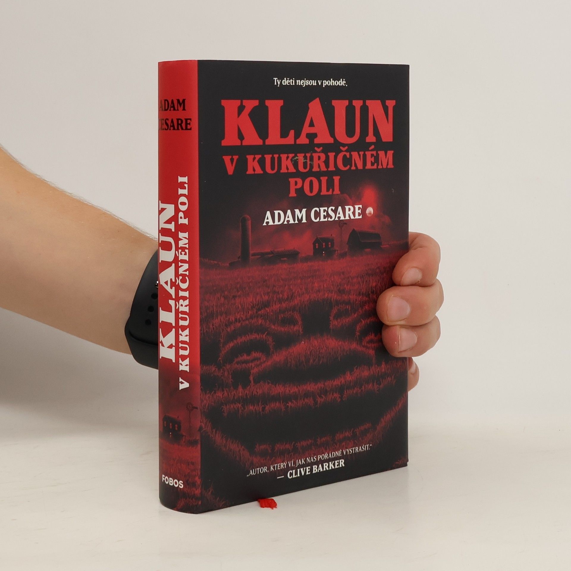 Adam Cesare Klaun v kukuřičném poli