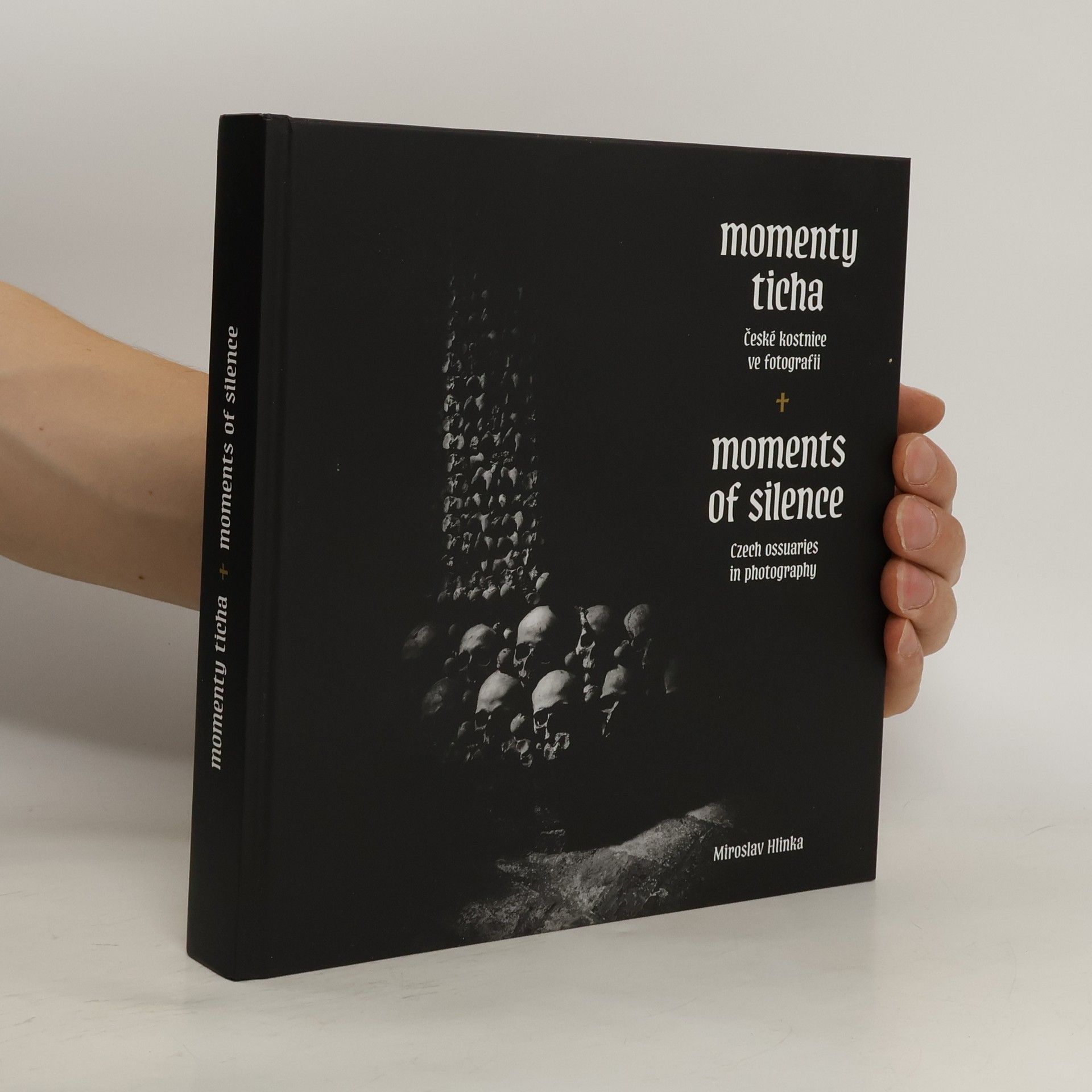 Miroslav Hlinka Momenty ticha - české kostnice ve fotografii