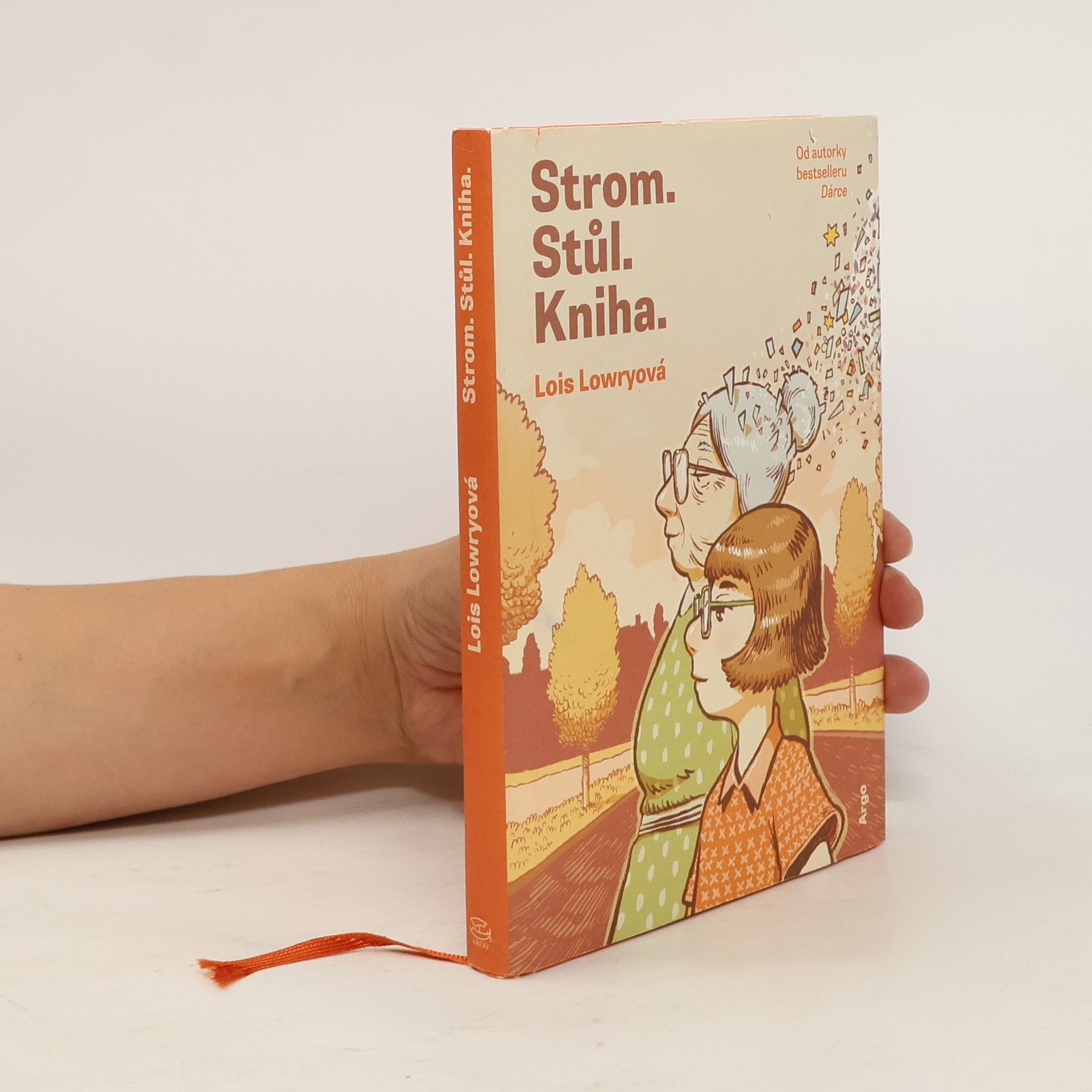 Lois Lowry Strom. Stůl. Kniha.