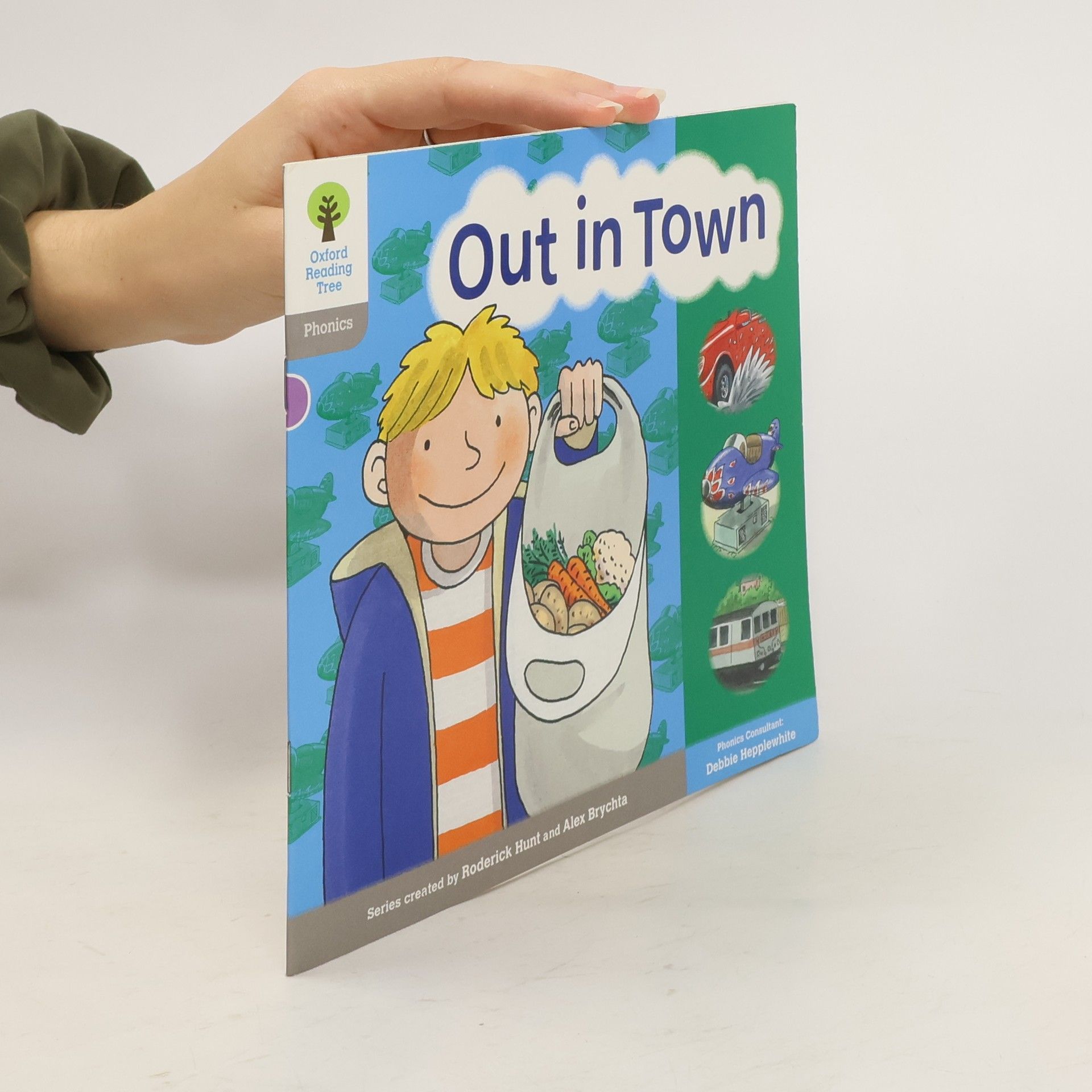 Roderick Hunt Oxford Reading Tree: Level 1: Floppy's Phonics: Sounds and Letters: Out in Town
