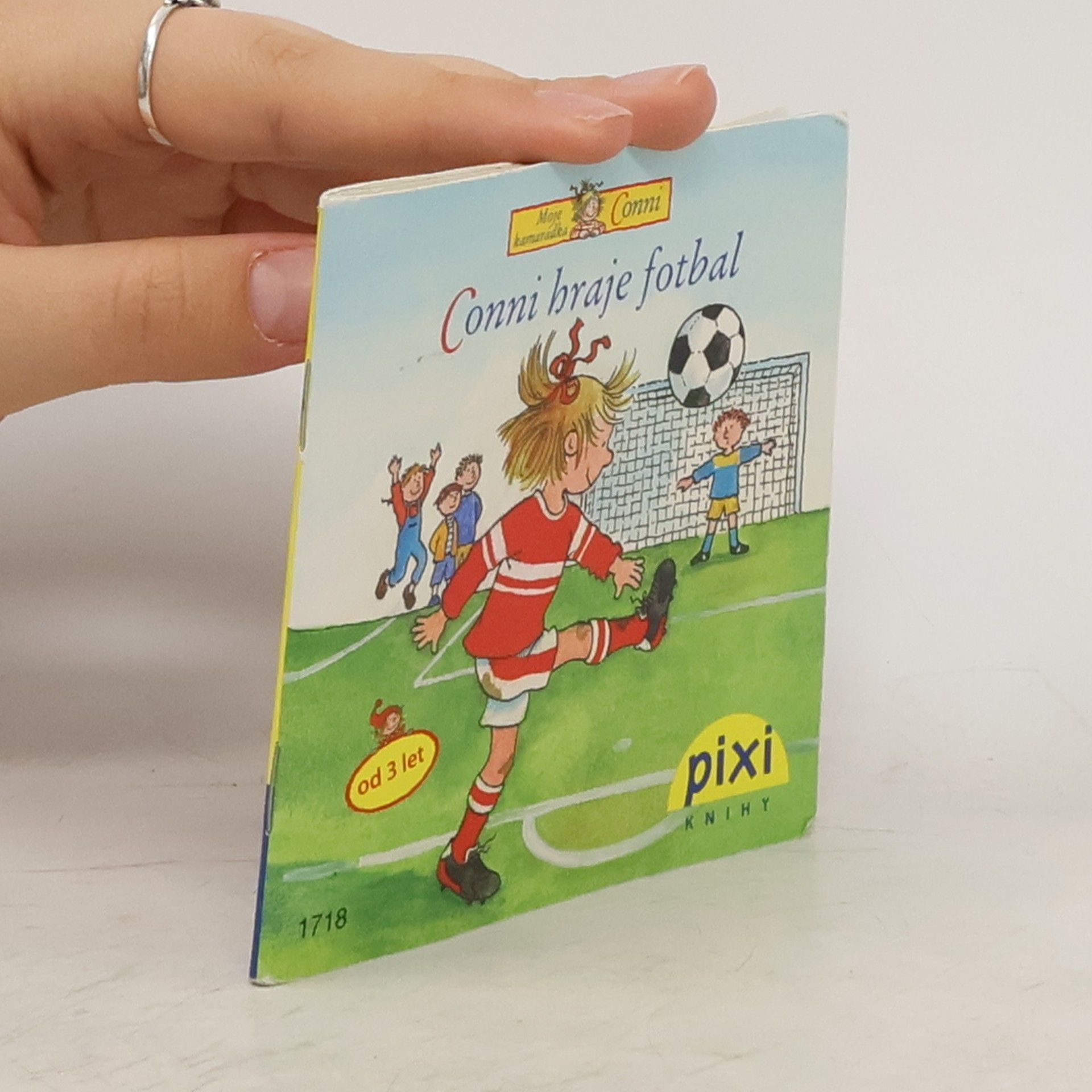 Lianne Schneider Conni hraje fotbal