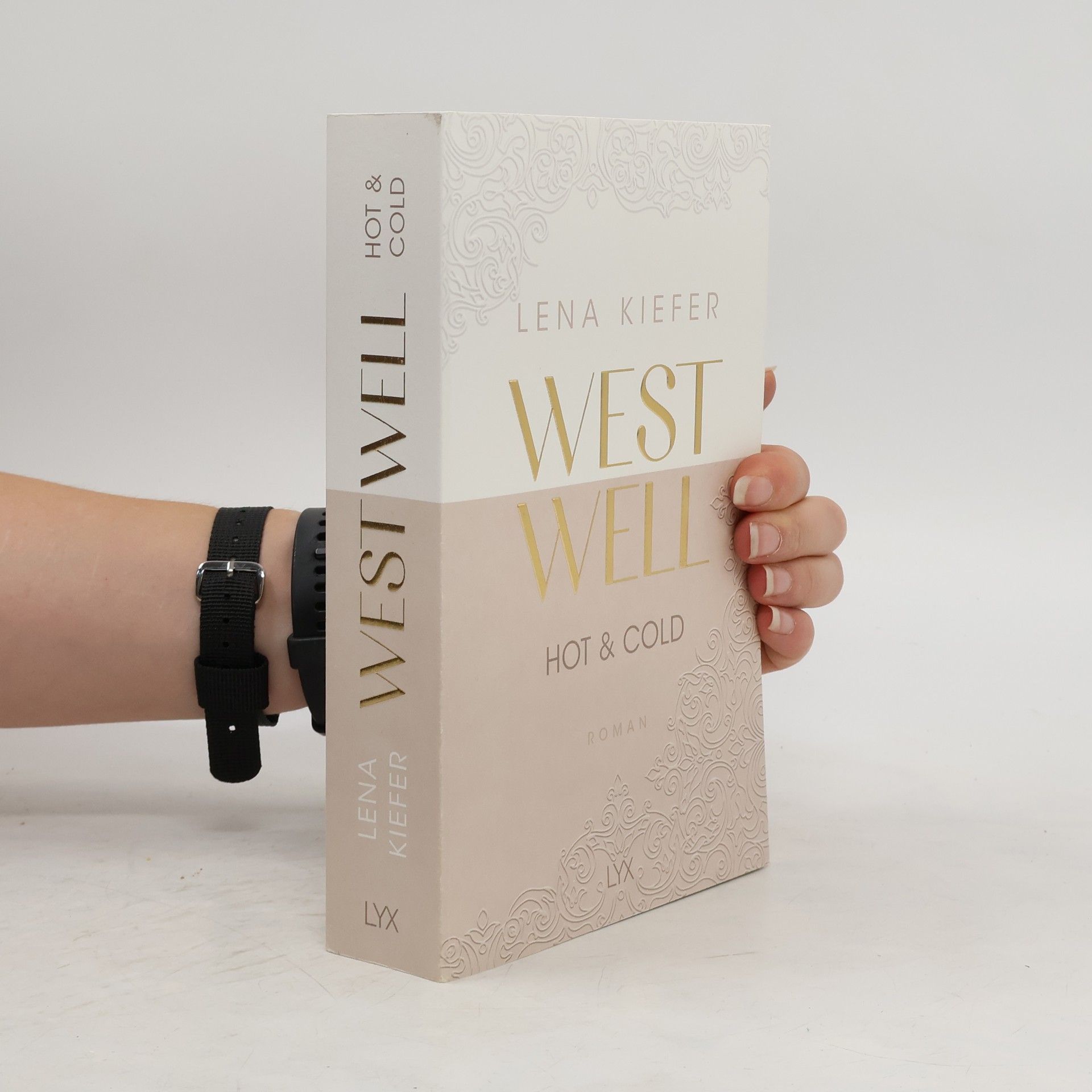 Lena Kiefer Westwell - hot & cold
