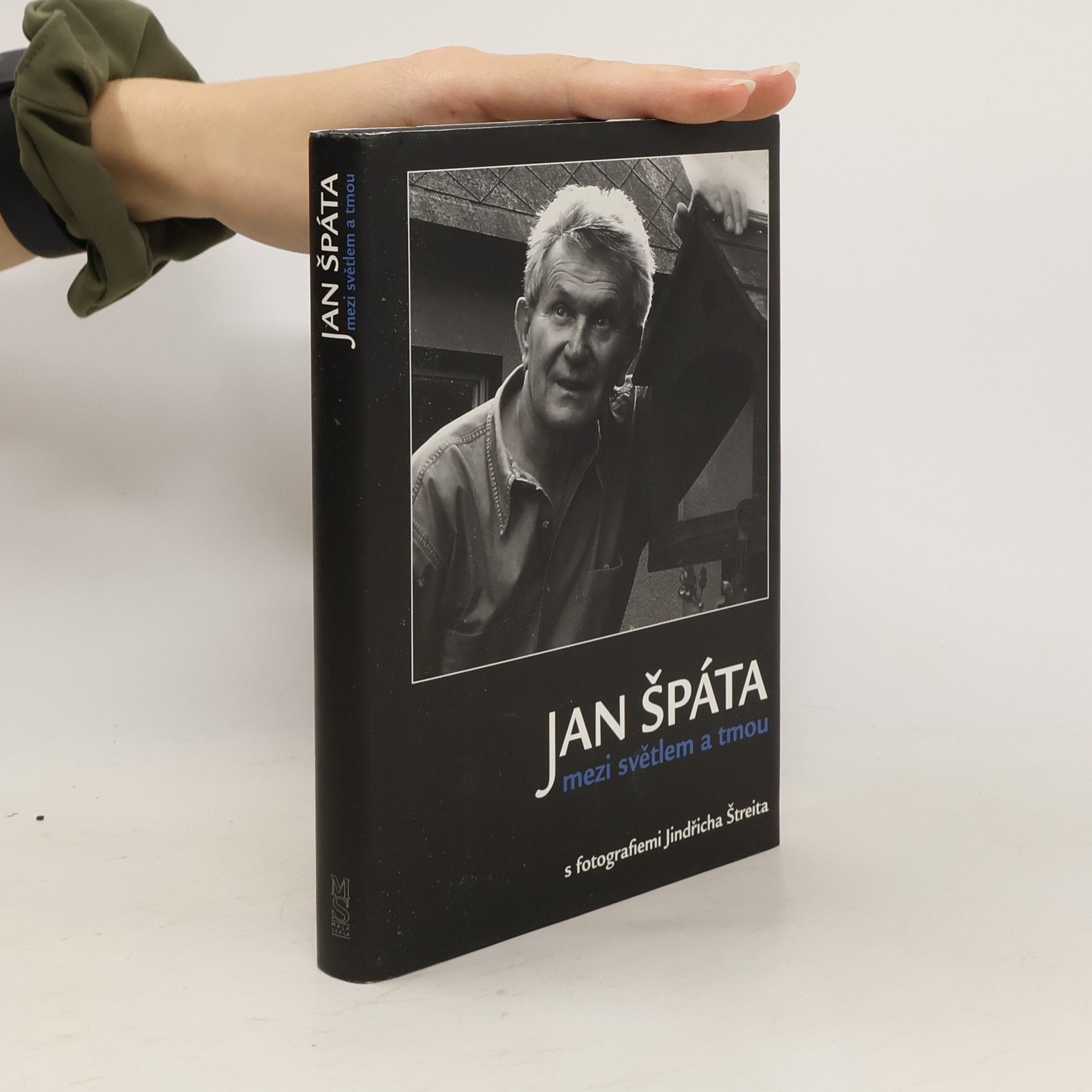 Jan Špáta Jan Špáta mezi světlem a tmou: Sloupky a fejetony s fotografiemi Jindřicha Štreita