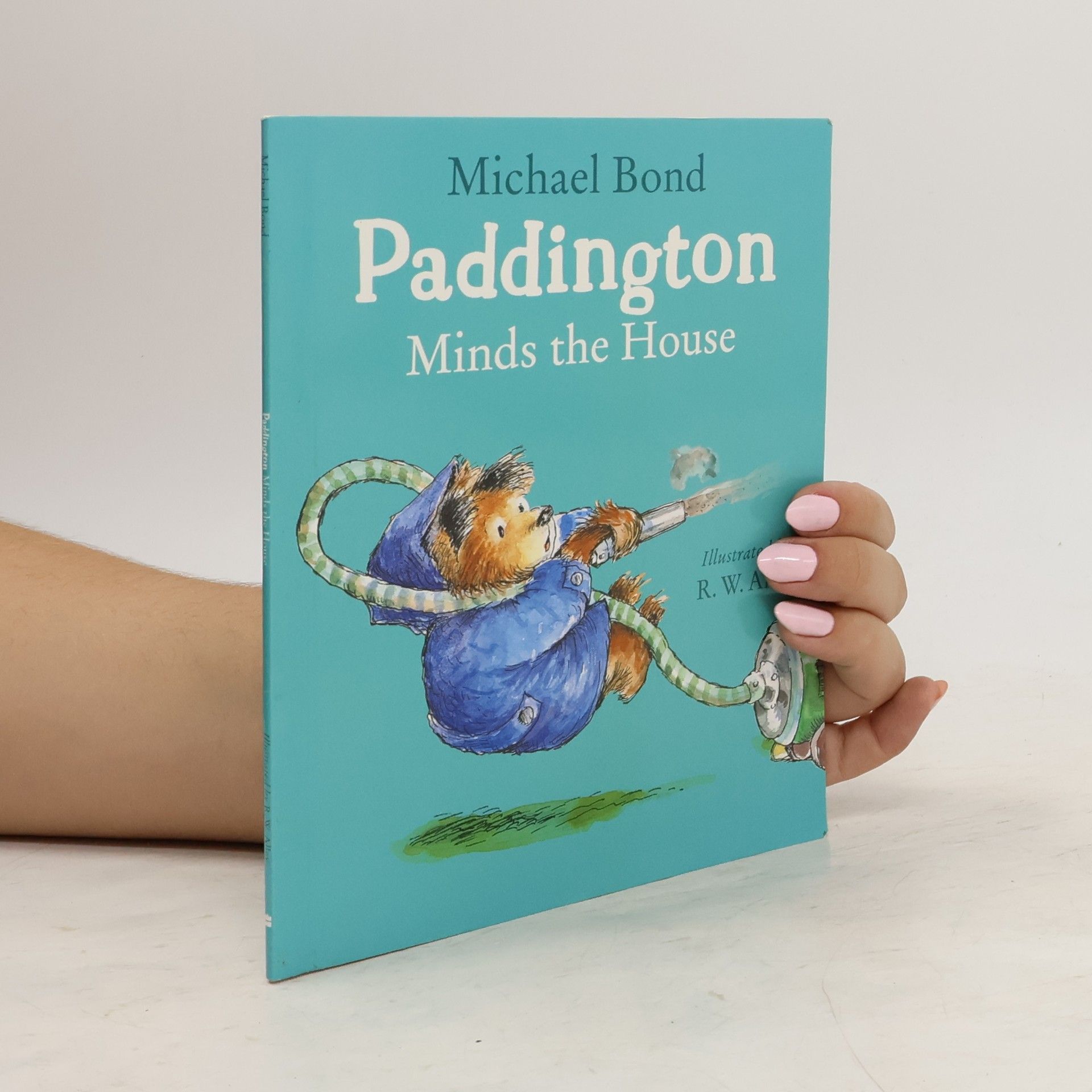 Michael Bond Paddington. Minds the House