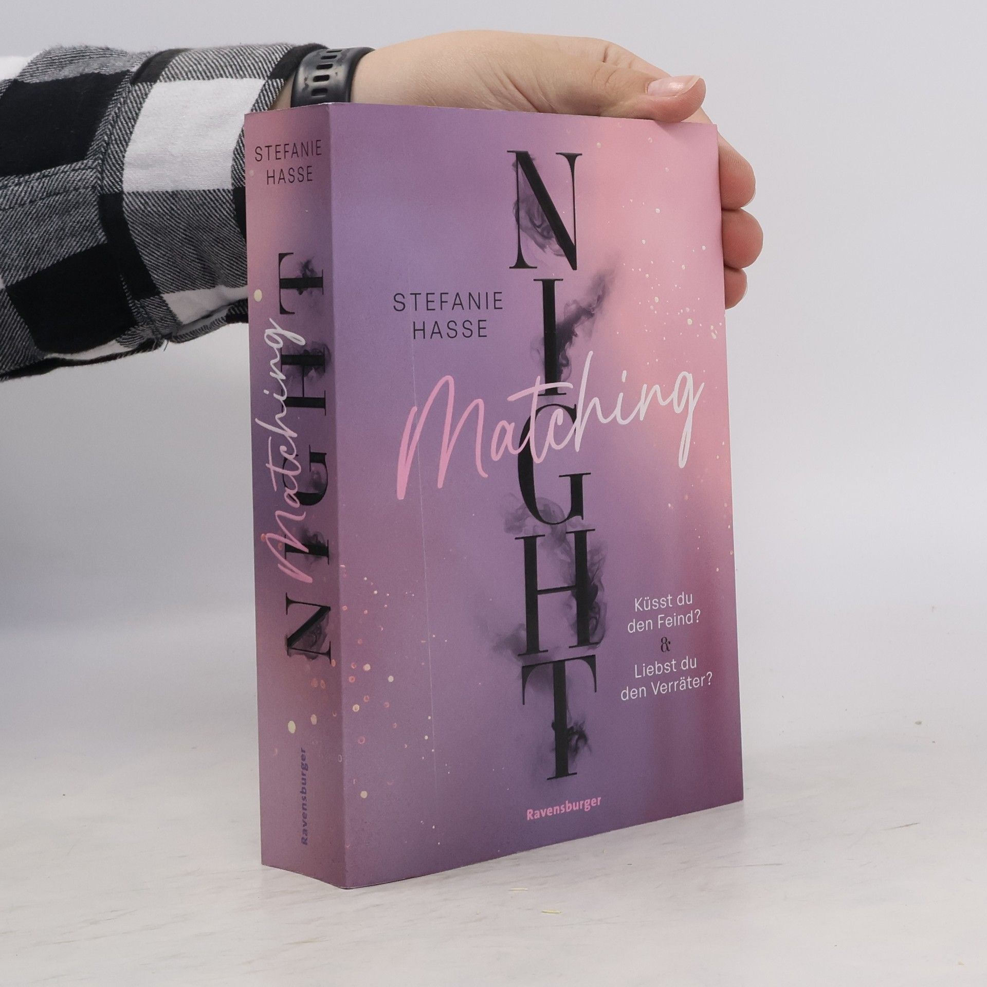 Stefanie Hasse Matching Night, Band 1 & 2: Küsst du den Feind? & Liebst du den Verräter? (Limitierte Ausgabe mit Farbschnitt Doppelband New Adult Romantic Suspense 1. Platz beim Lovelybooks Community Award)