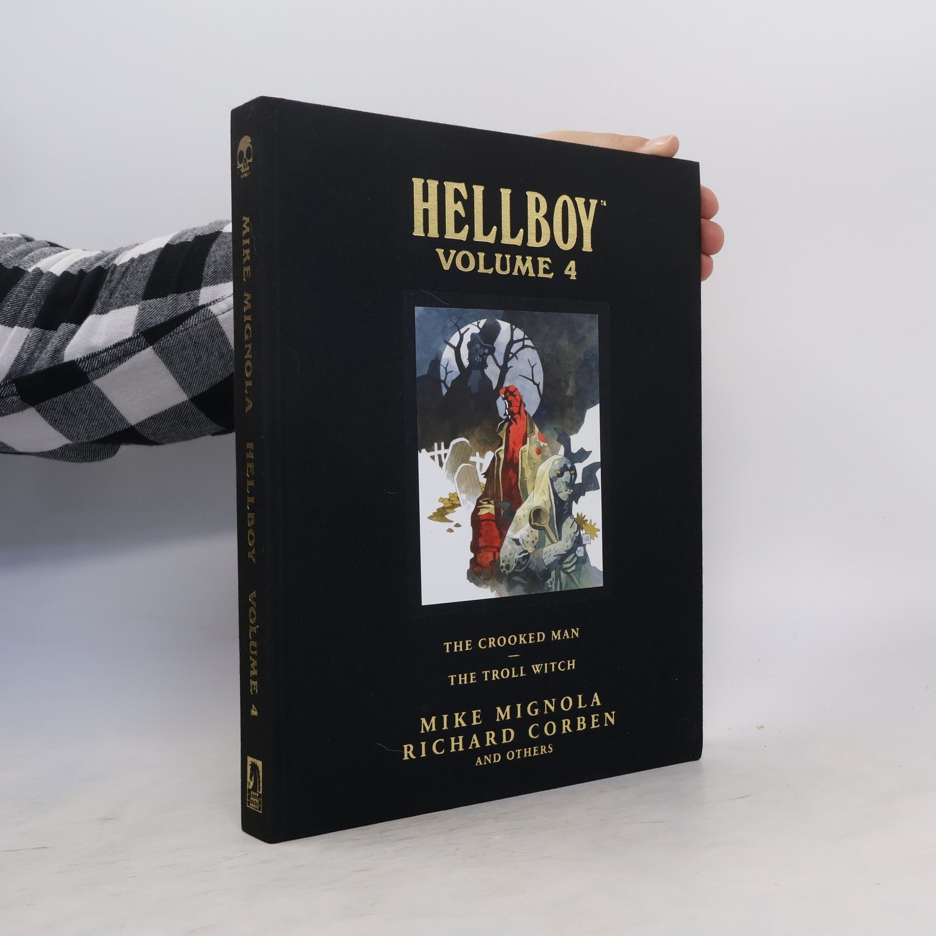 Mike Mignola Hellboy Library Volume 4: The Crooked Man and The Troll Witch