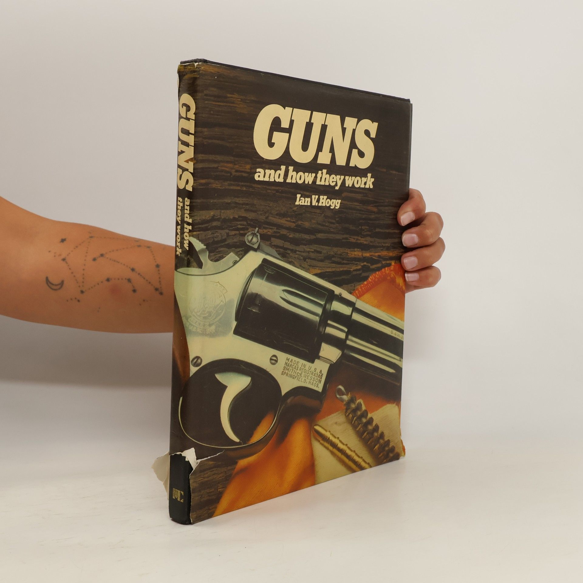 Ian Hogg Guns and how They Work