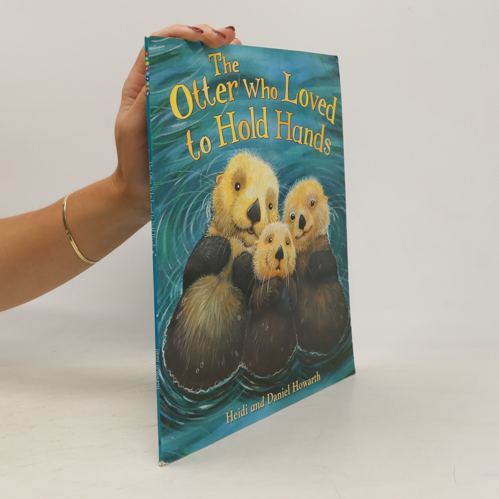 Daniel Howarth The Otter who Loved to Hold Hands