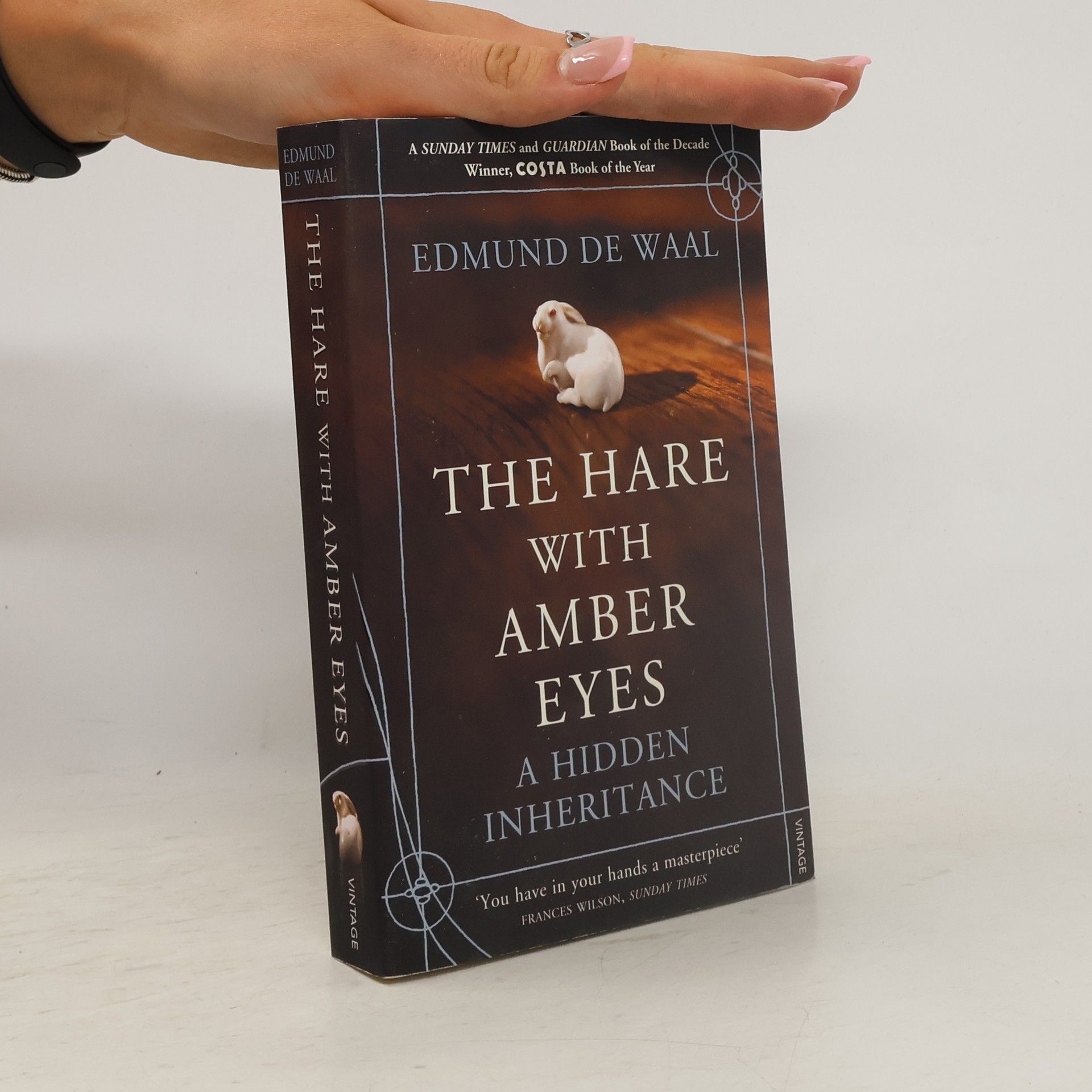 Edmund De Waal The hare with amber eyes. A hidden inheritance