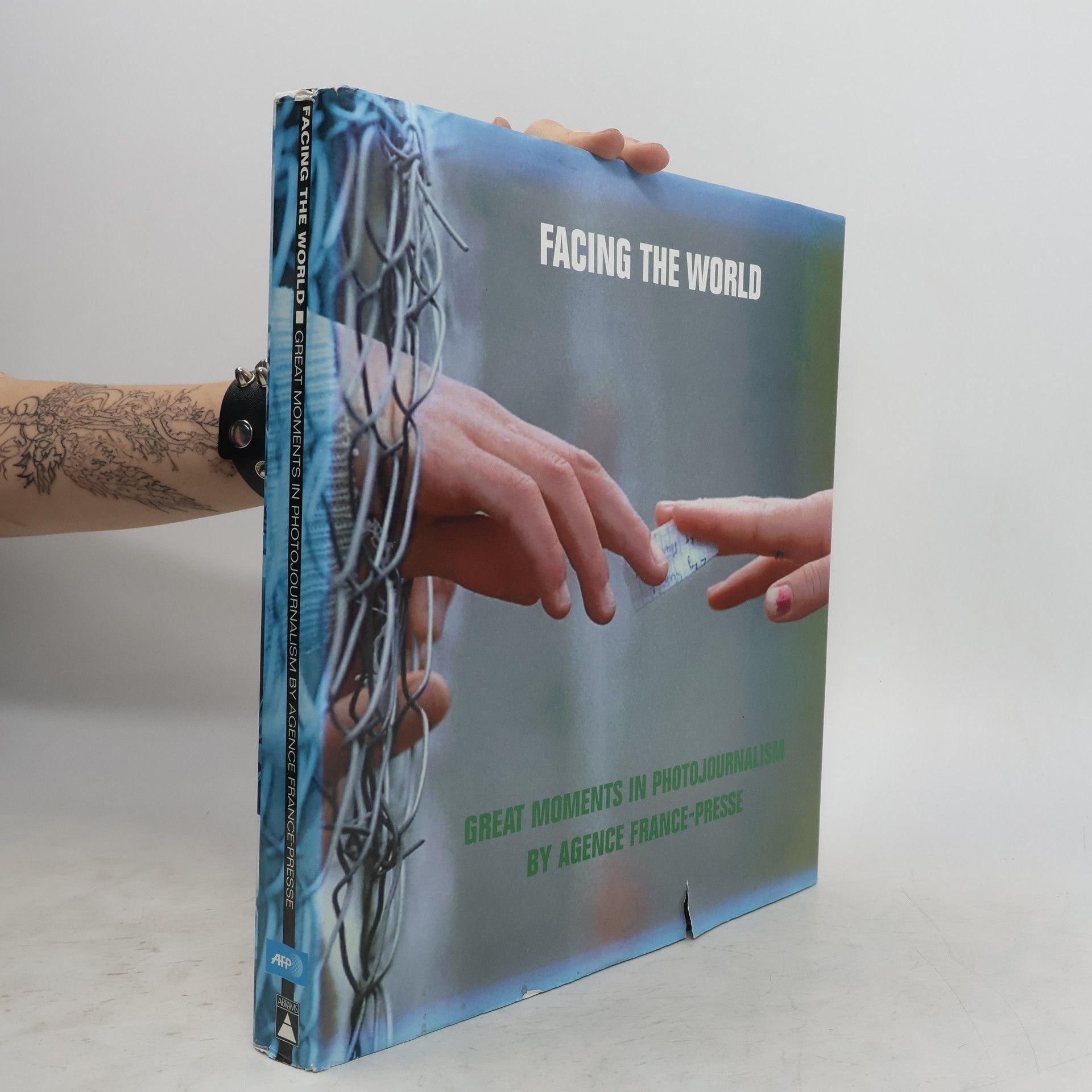 Autores varios Facing the World