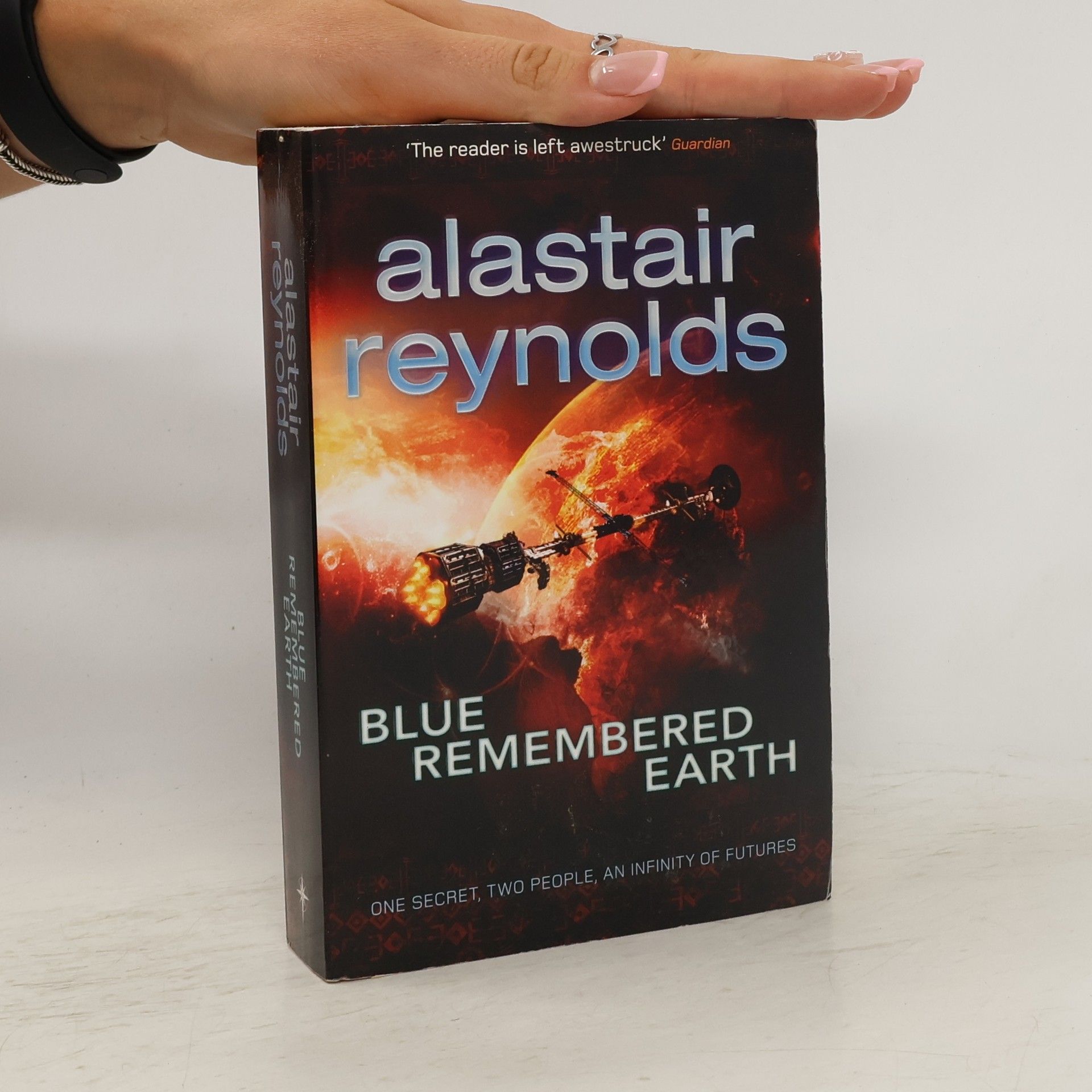 Alastair Reynolds Blue Remembered Earth. Okular, englische Ausgabe