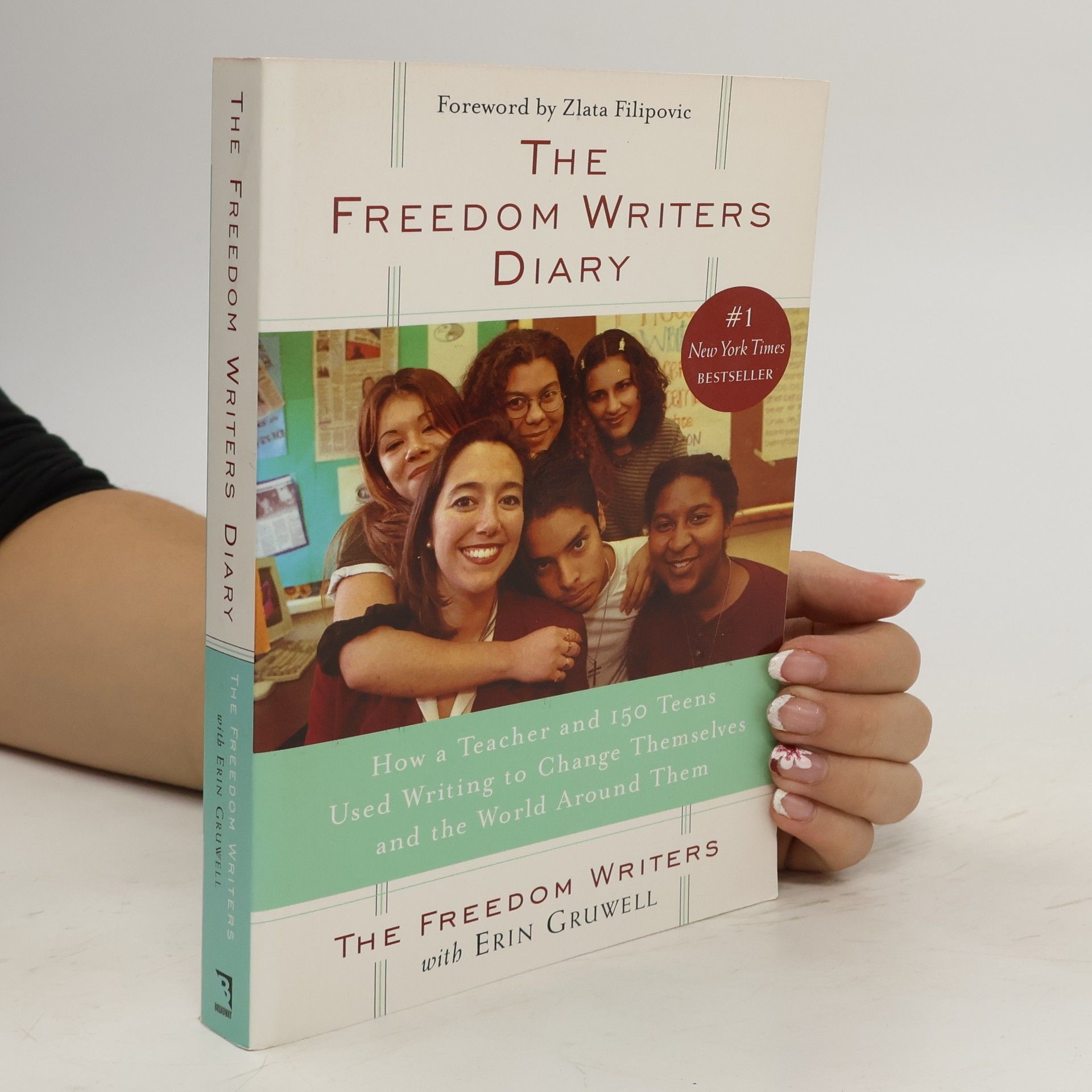 Erin Gruwell The freedom writers diary : how a teacher and 150 teens used writing to change themselves and the world around them