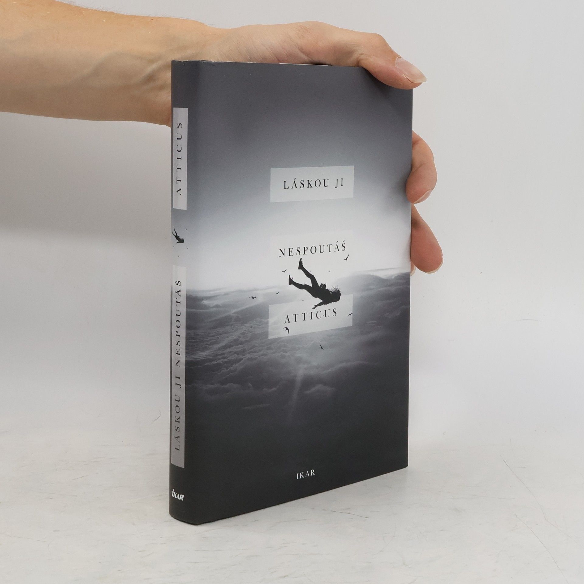 Atticus Láskou ji nespoutáš