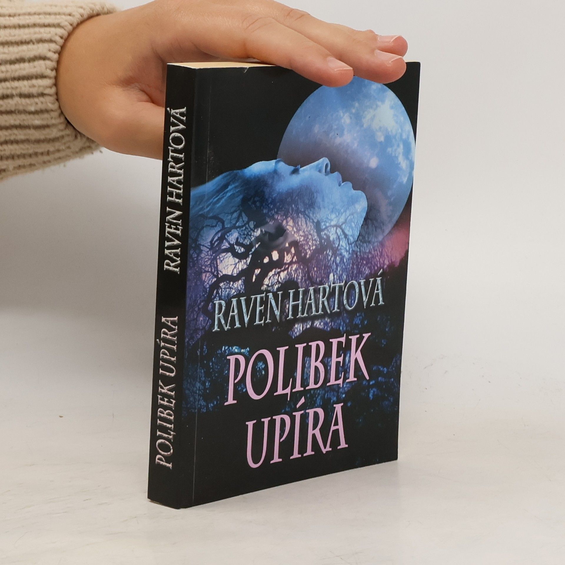 Raven Hart Polibek upíra