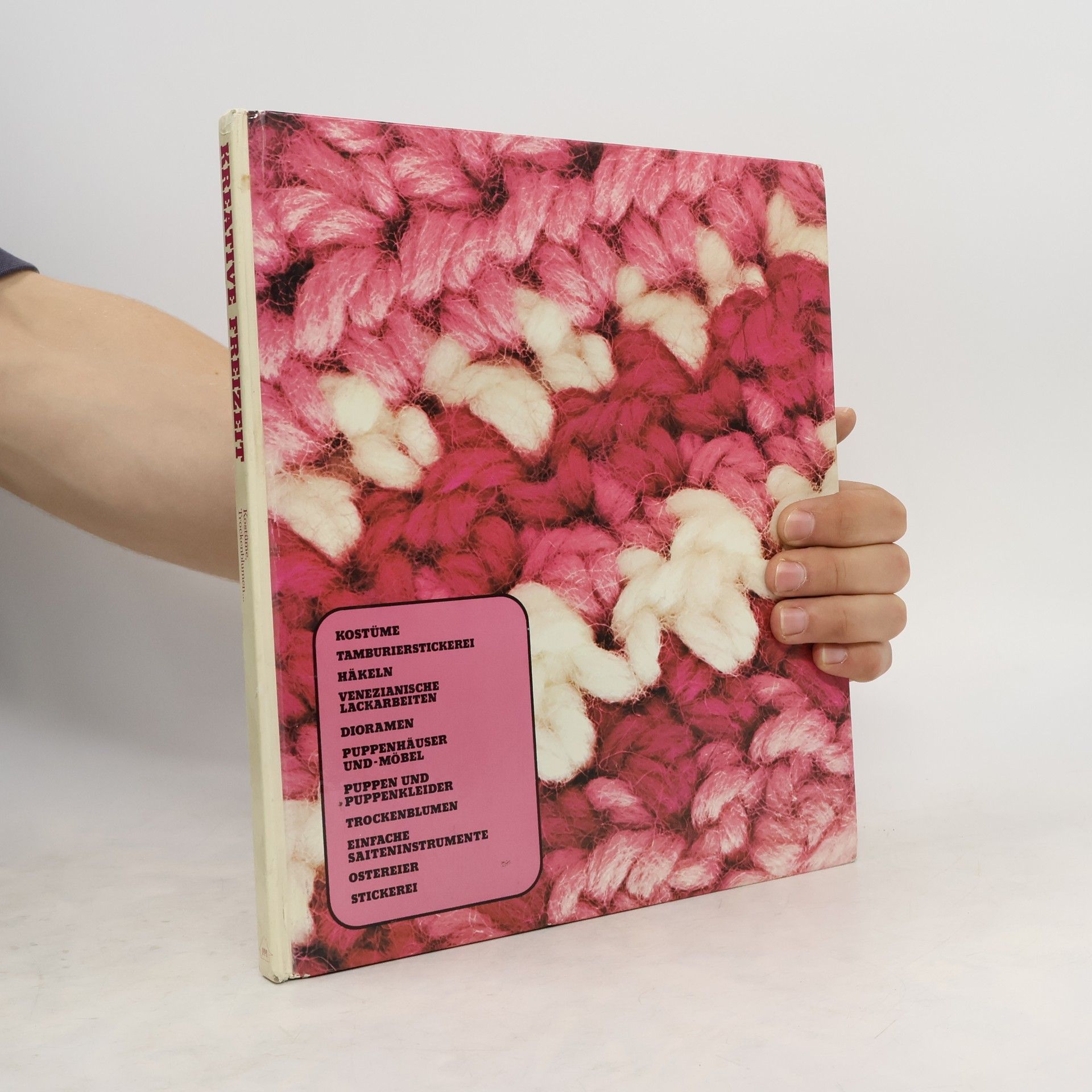 Hans-Heinrich Wellmann Kostüme, Tamburierstickerei, Häkeln, venezianische Lackarbeiten, Dioramen, Puppenhäuser und -möbel, Puppen und Puppenkleider, getrocknete Blumen, einfache Saiteninstrumente, Ostereier, Stickerei
