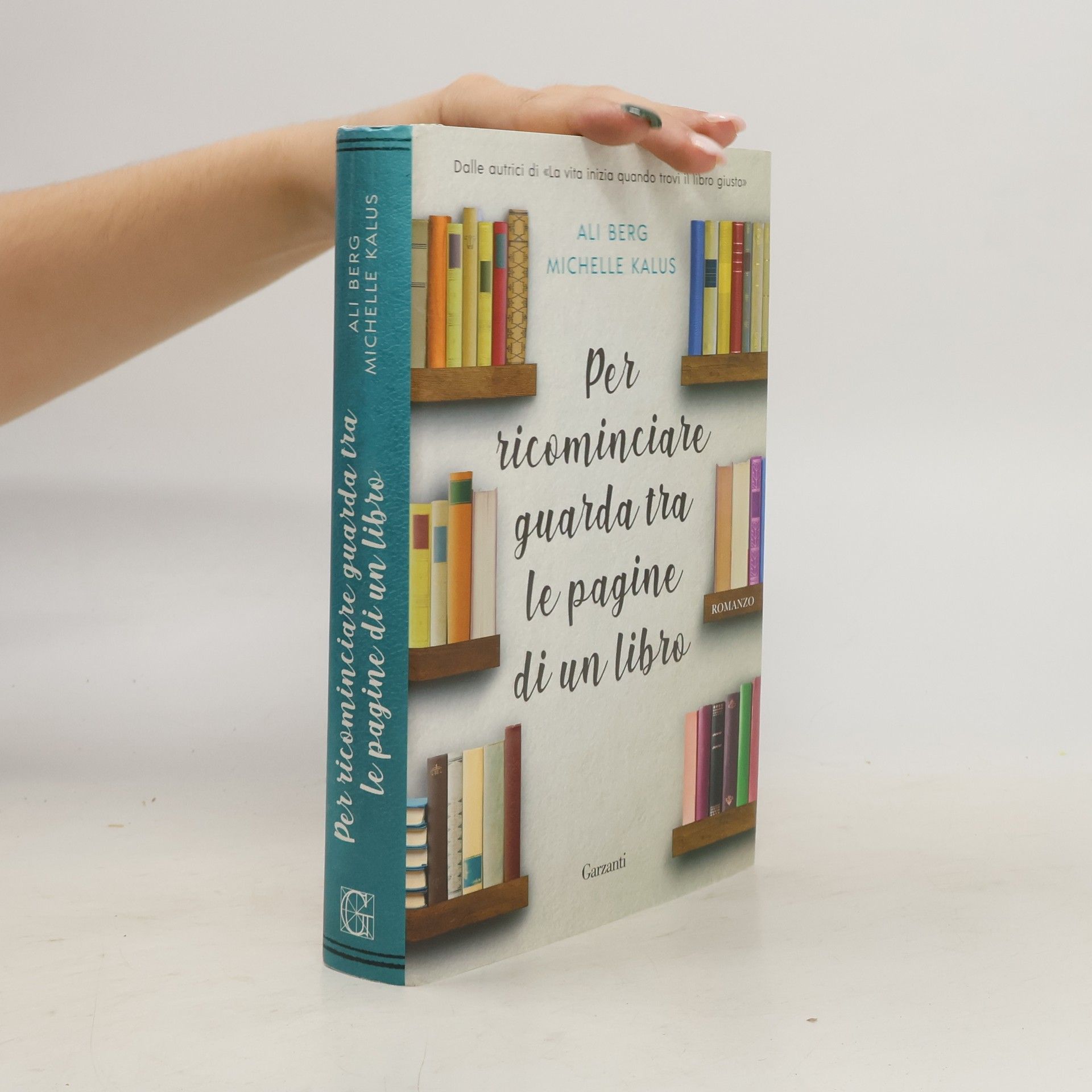 Ali Berg Per ricominciare guarda tra le pagine di un libro