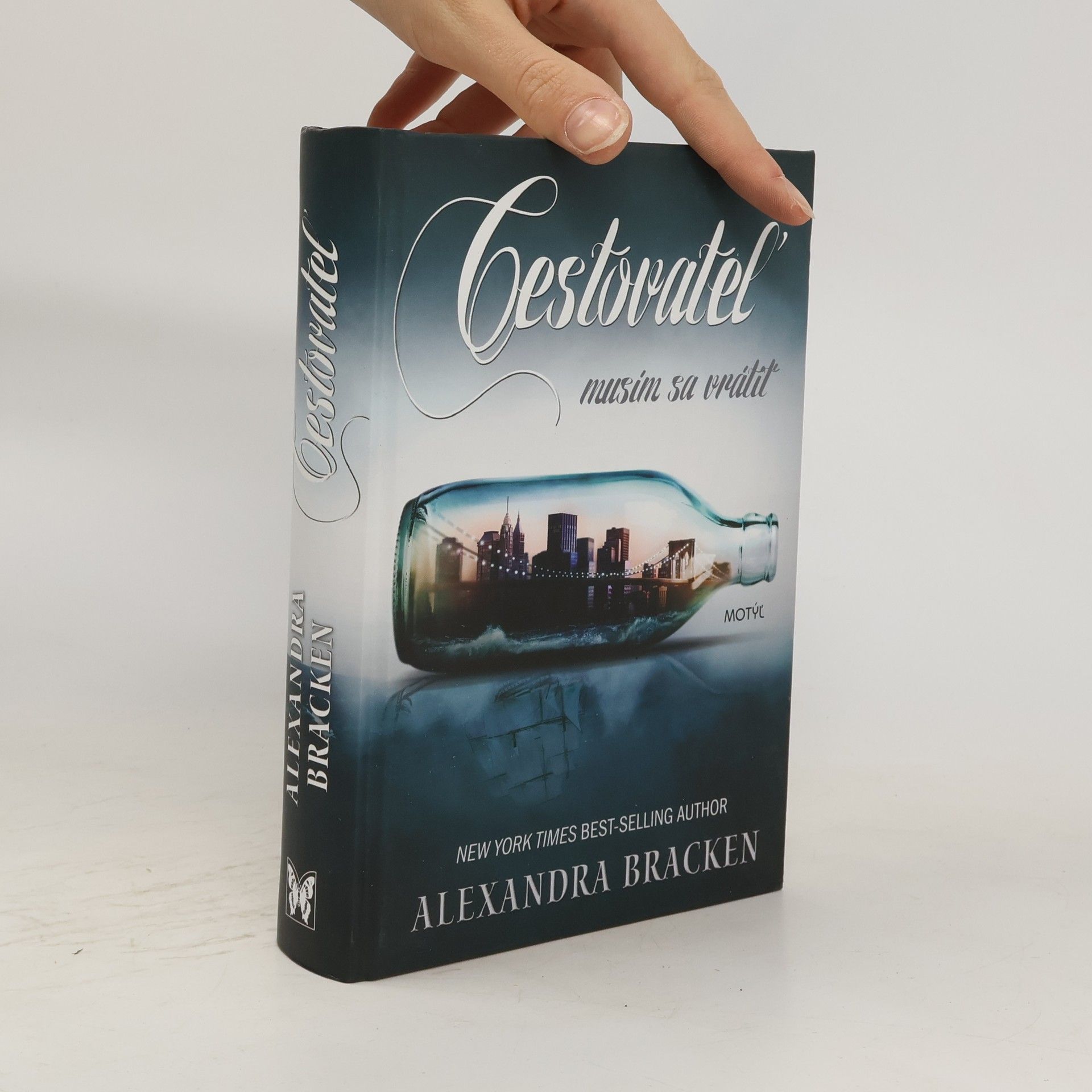 Alexandra Bracken Cestovateľ