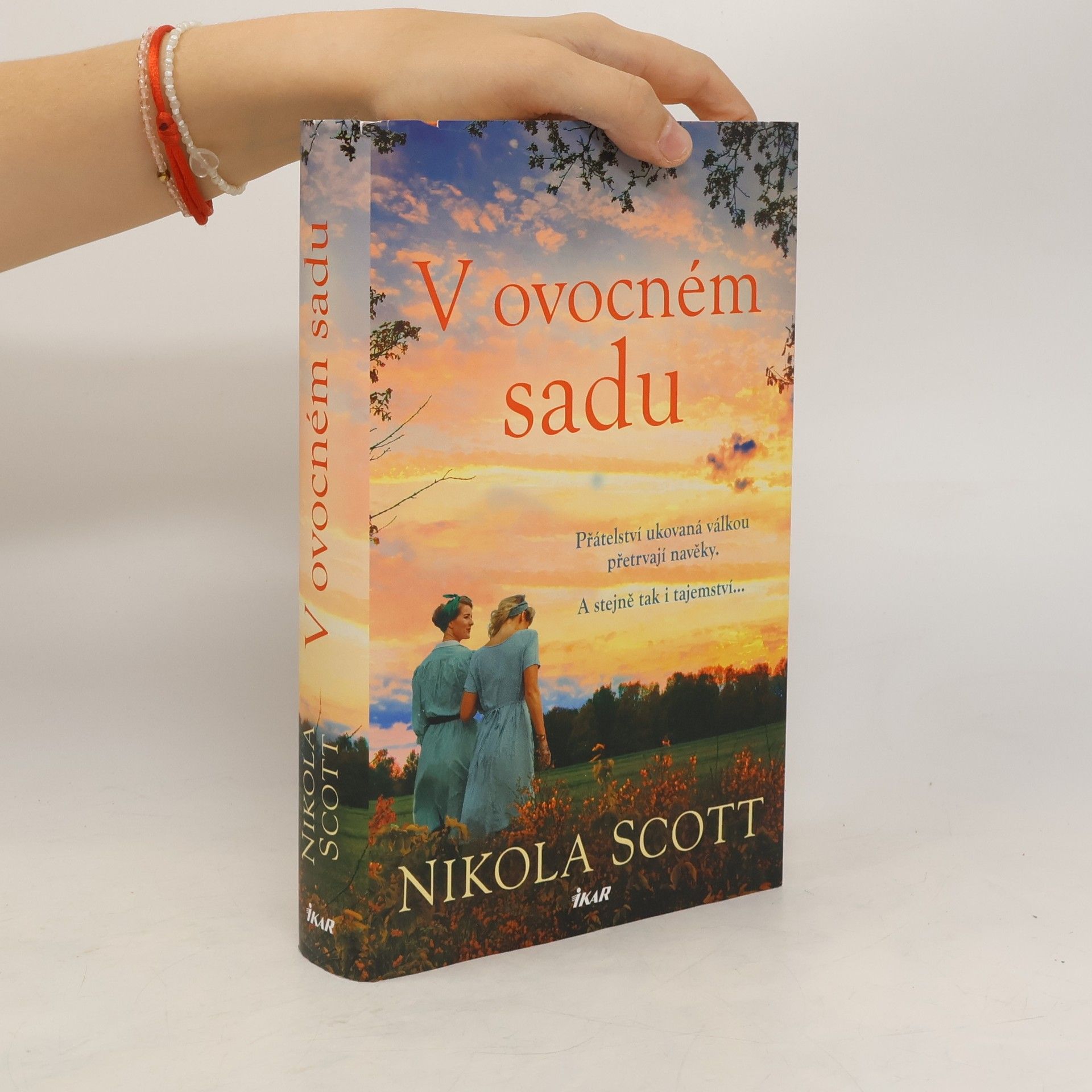 Nikola Scott V ovocném sadu