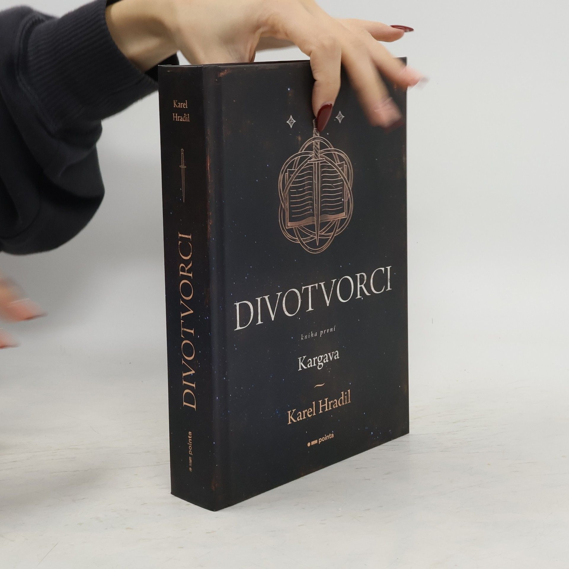 Karel Hradil Divotvorci. Kniha první, Kargava