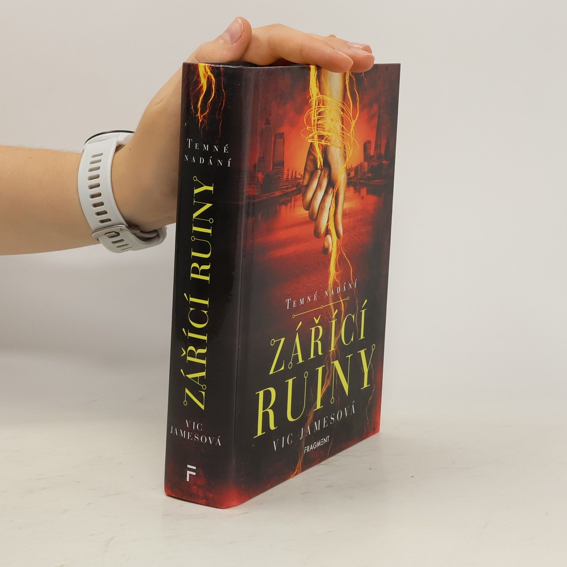 Vic James Zářící ruiny