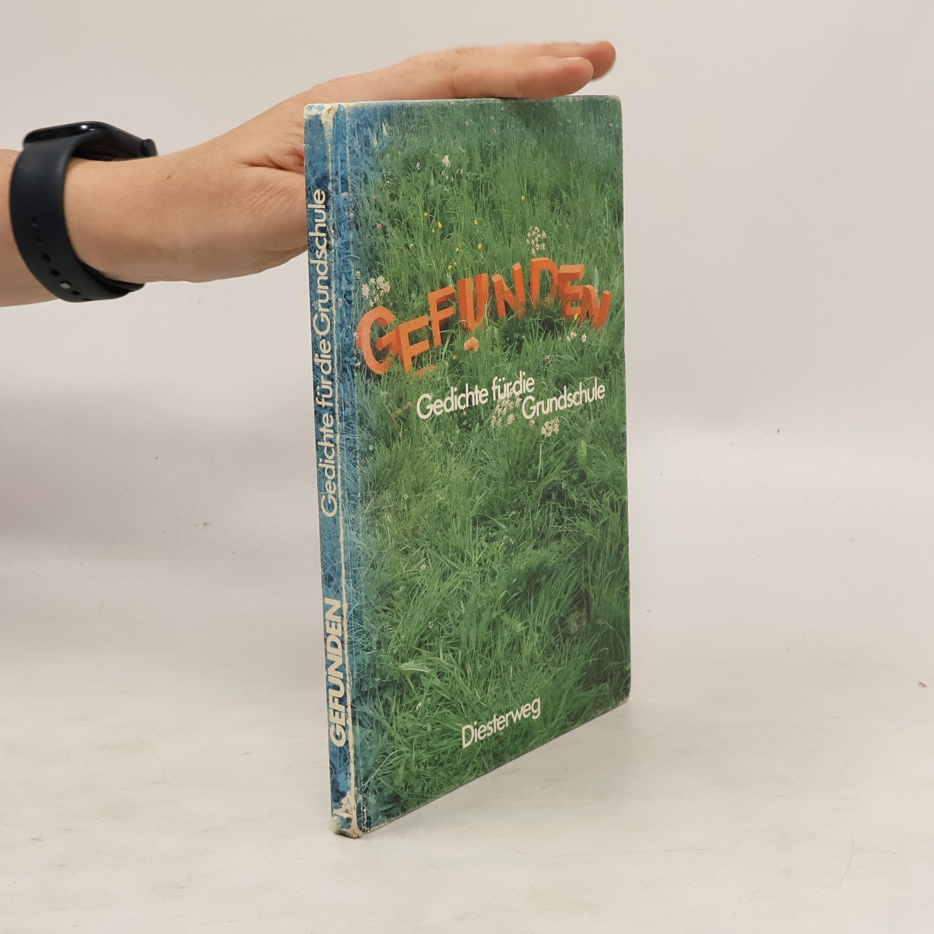 Autores varios Gefunden