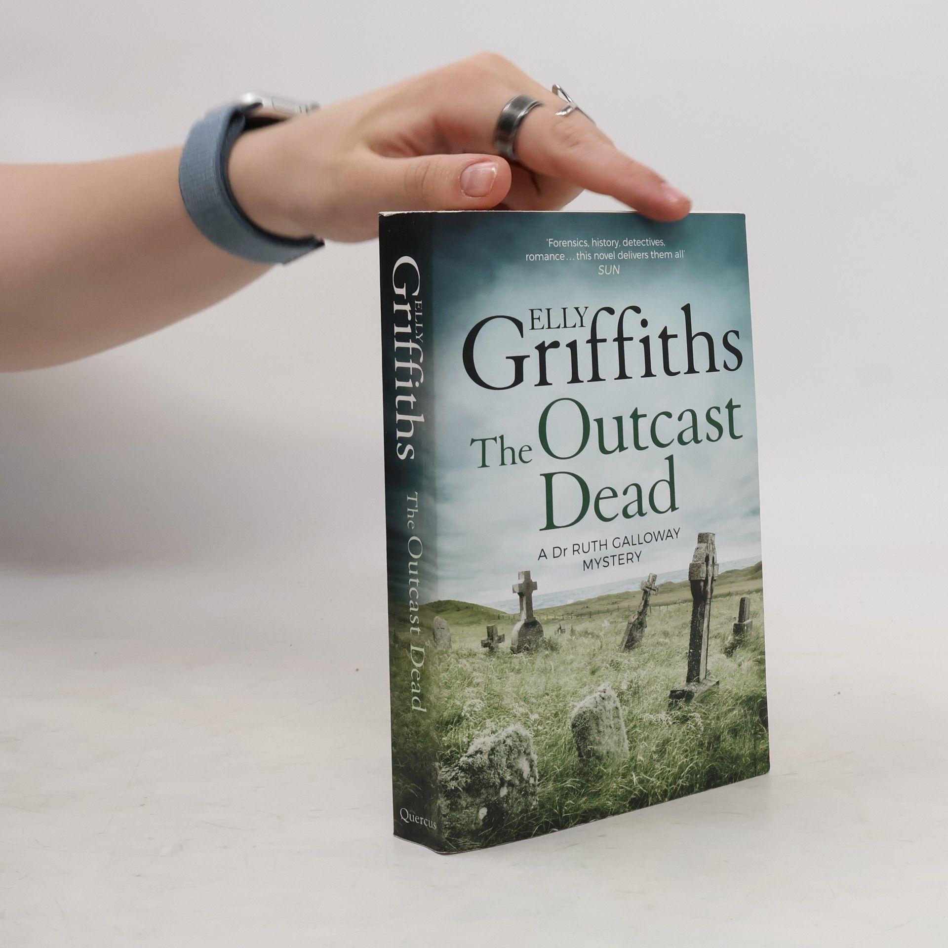 Elly Griffiths The Outcast Dead