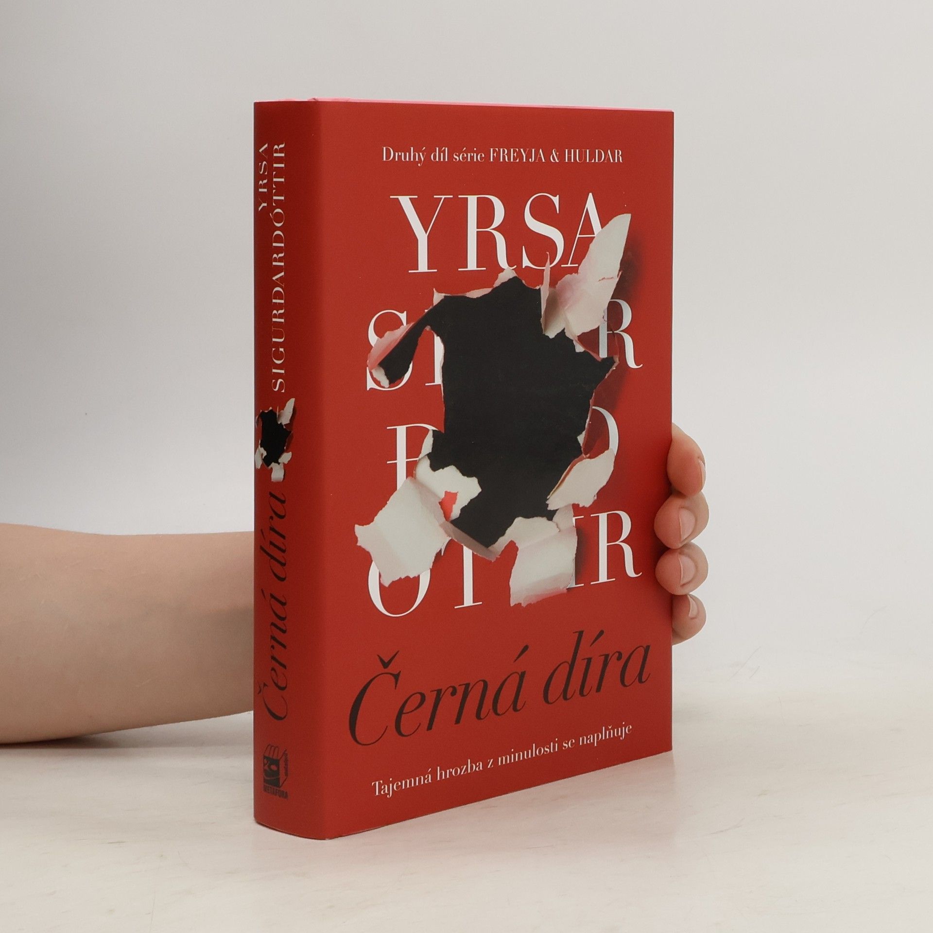 Yrsa Sigurðardóttir Černá díra