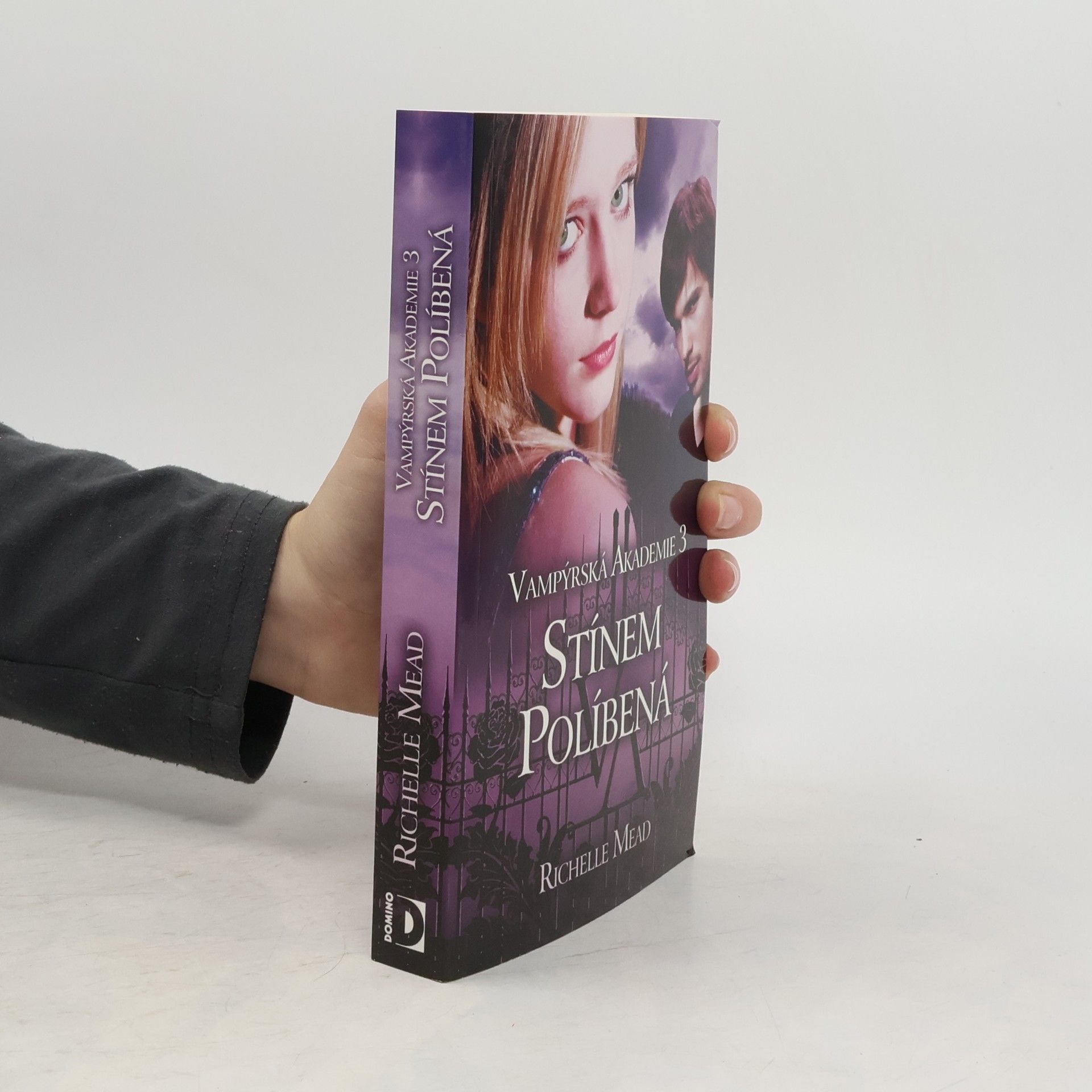 Richelle Mead Vampýrská akademie 3: Stínem políbená.