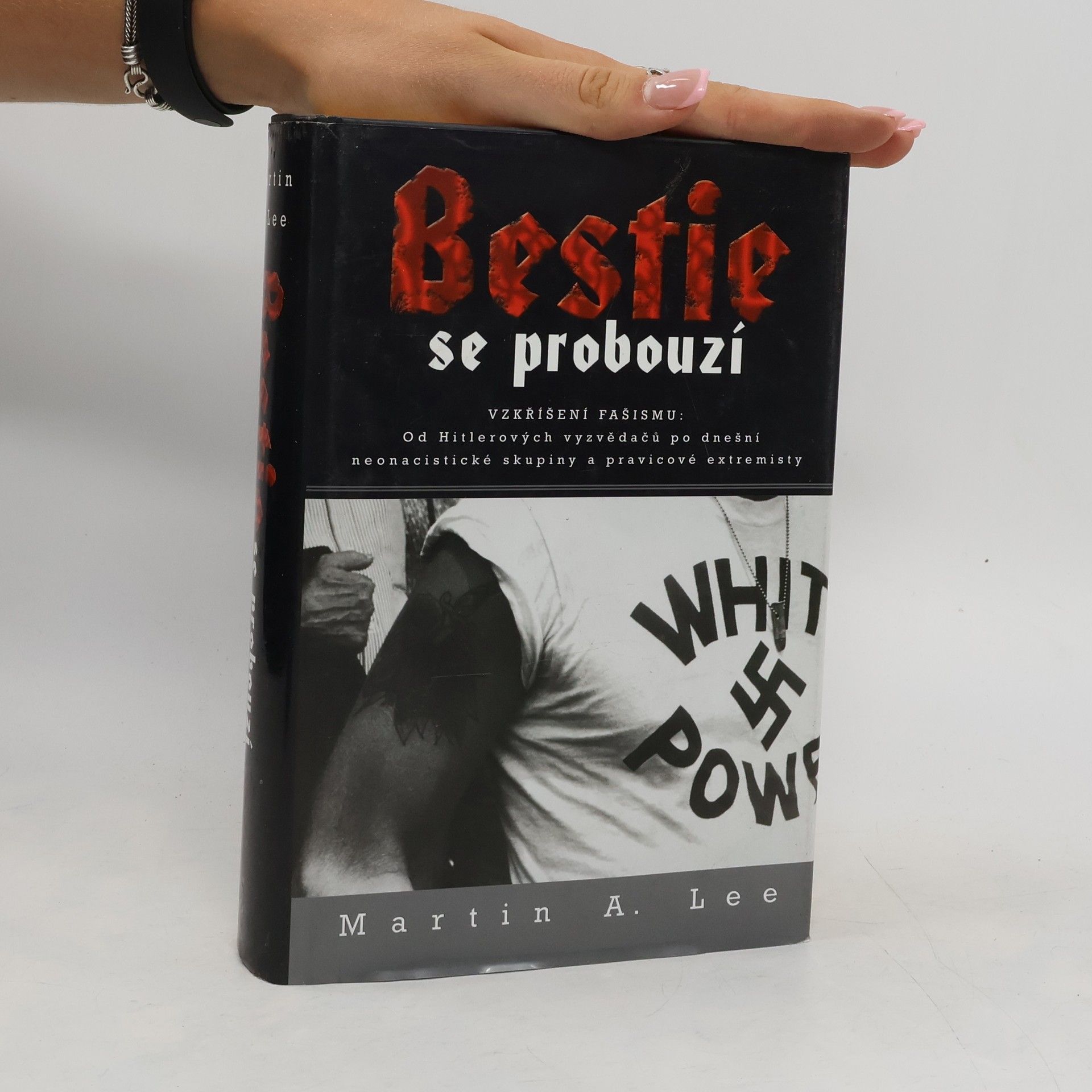 Martin A. Lee Bestie se probouzí
