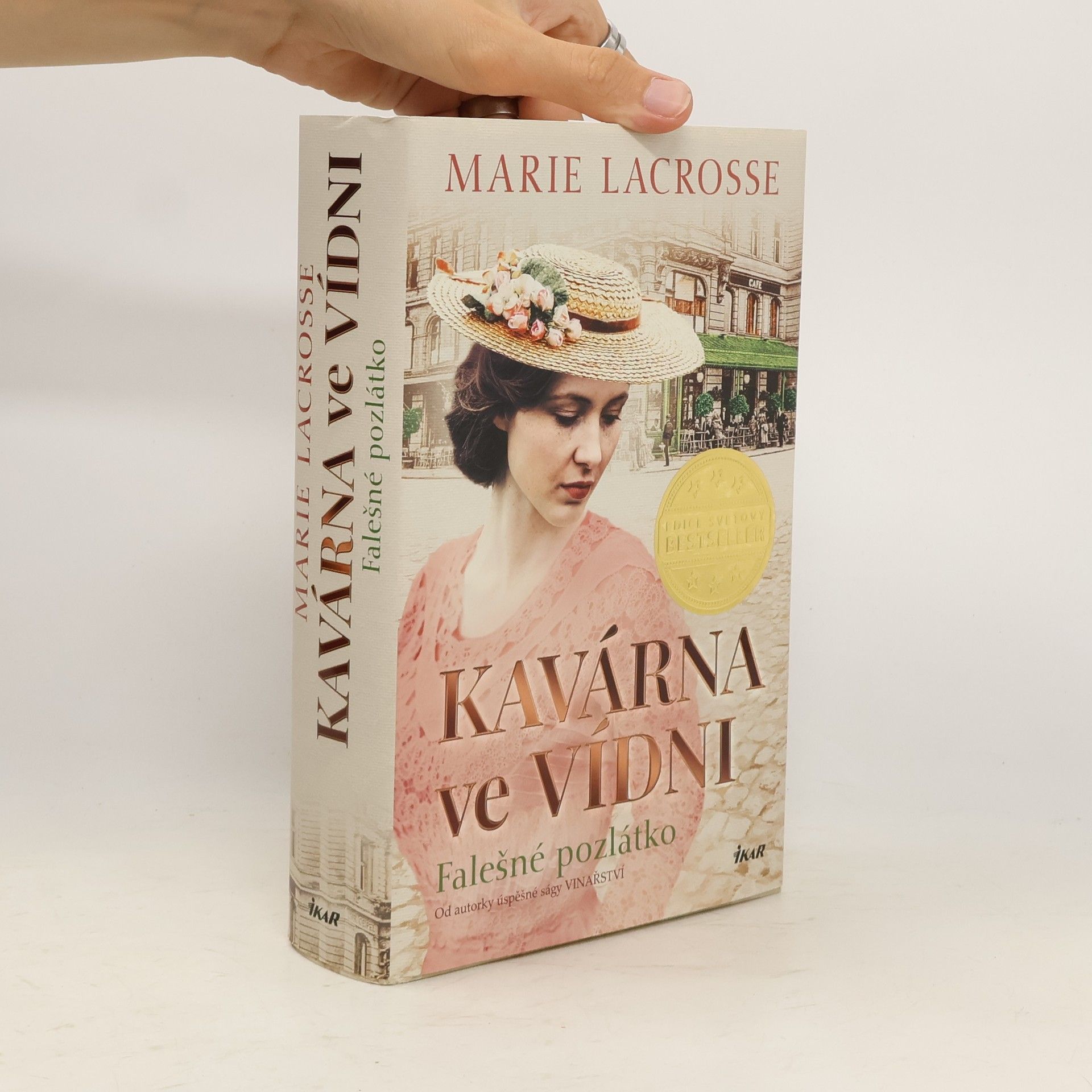 Marie Lacrosse Kavárna ve Vídni. Falešné pozlátko