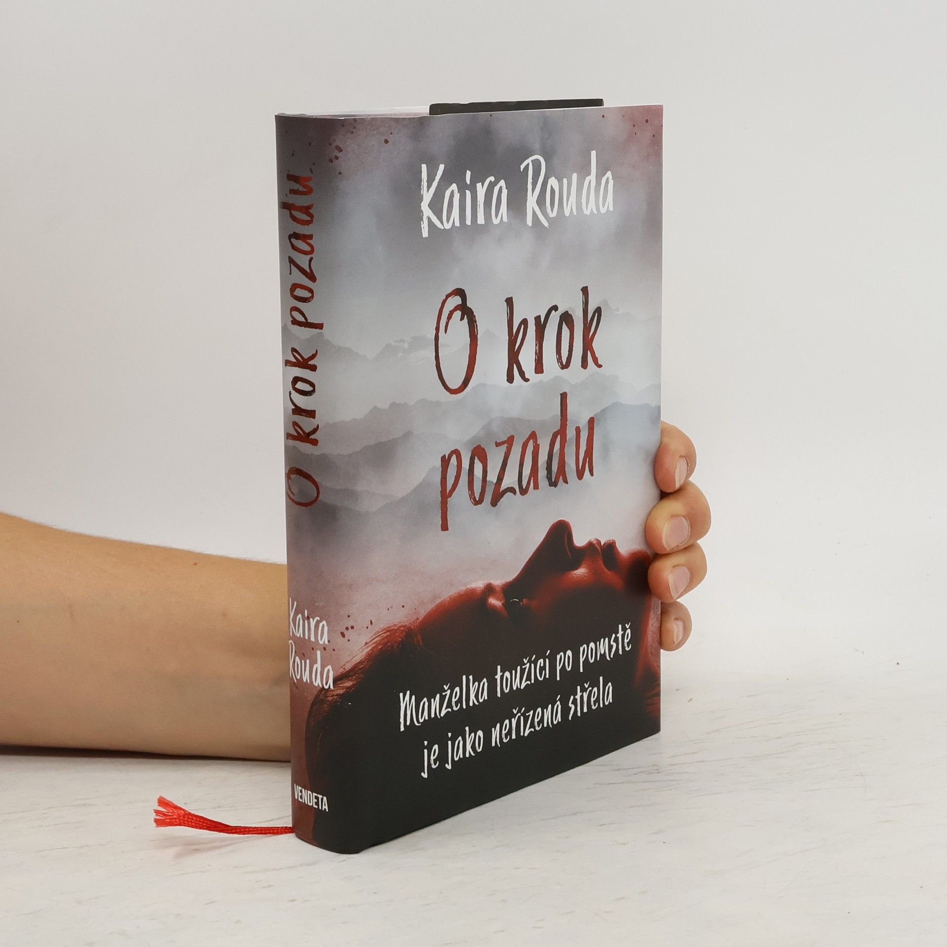Kaira Sturdivant Rouda O krok pozadu