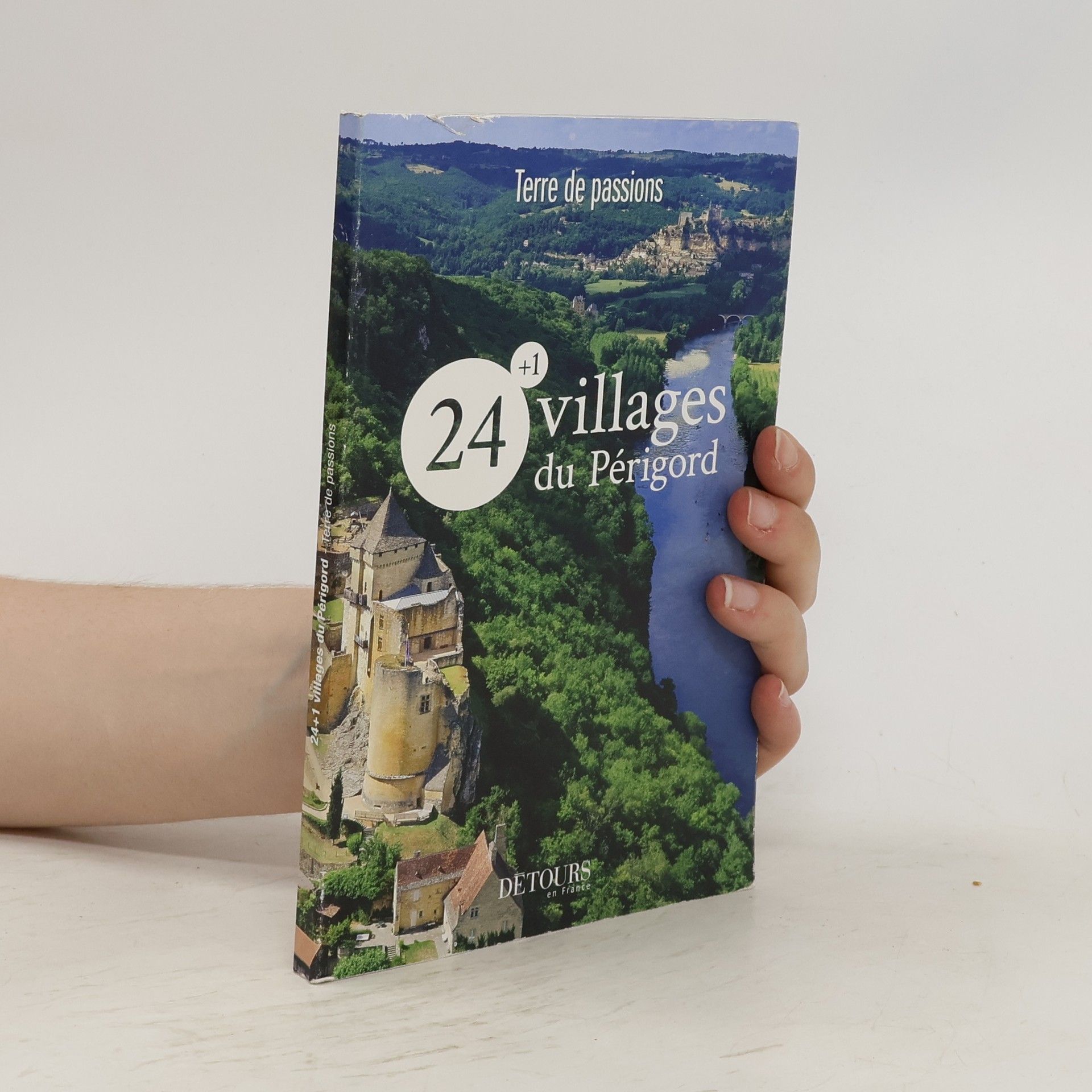 Collectif d'auteurs 24 + 1 villages du Périgord. Terre de passions