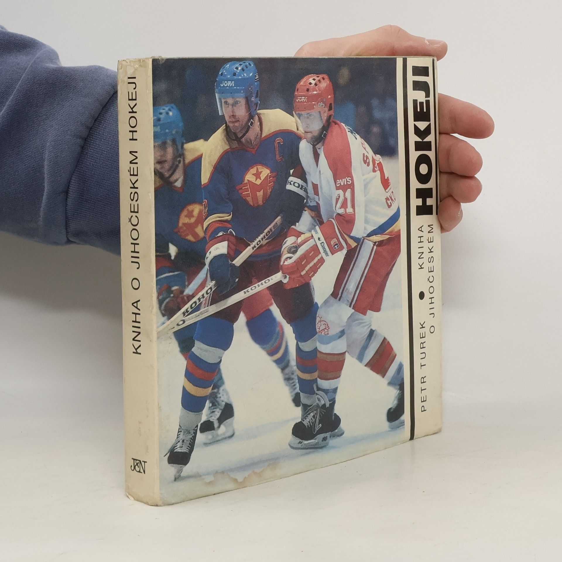 Kniha o jihočeském hokeji