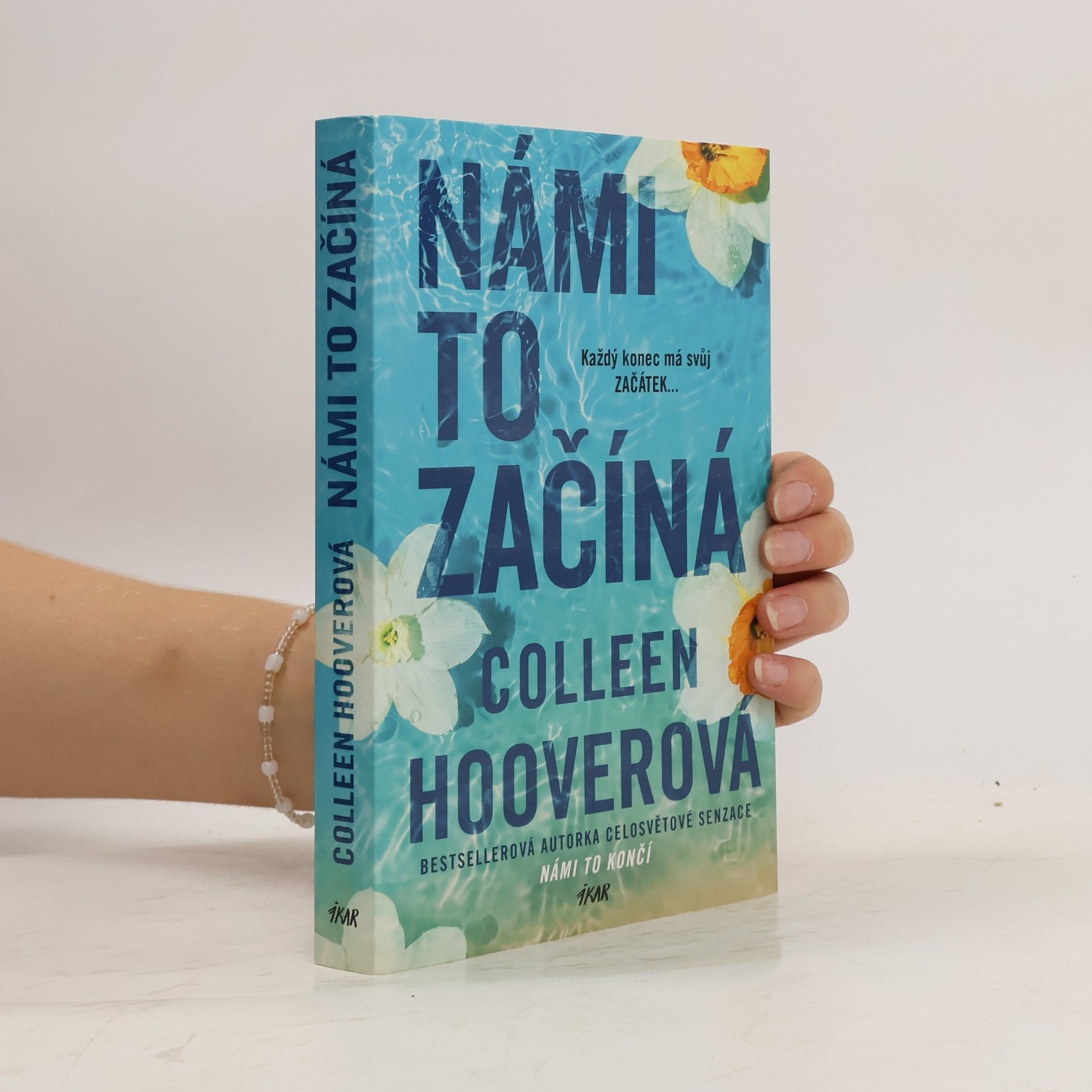 Colleen Hoover Námi to začíná